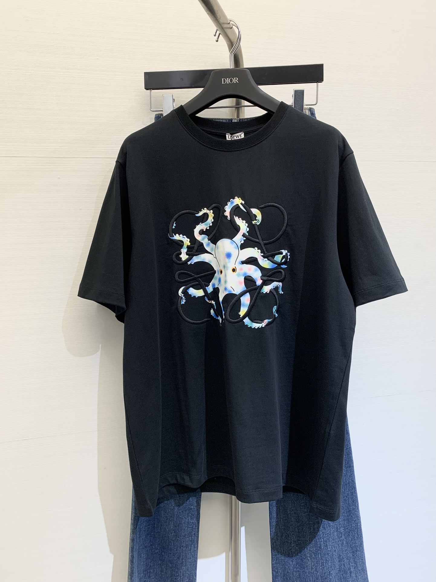 NO:314432,* New early spring style Octopus printed embroidered short-sleeved shirt | Exclusive high-end production!  Twill cotton material, breathable and comfortable, full texture of octopus print on the chest, the embroidery part uses a white Bailingda Wan Needle embroidery machine, the pattern is clear and the line feel is strong and three-dimensional. The high-end design feels full, and the inner wear is brilliant and fashionable, very recognizable, the same style as men and women. Number of sizes, T-shirt, alexander wang19860909*  早春新款 八爪鱼印花刺绣短袖恤| 独家高版出品！斜纹全棉材质,透气舒适,质感十足胸前八爪鱼印花图案,刺绣部分采用白百灵达万针刺绣机器,图案清晰且线条感和立体感强 高级设计感拉满,单穿内搭都出彩时髦,非常具有辨识度,男女同款 码数,,T-shirt,alexander wang,Women's clothing