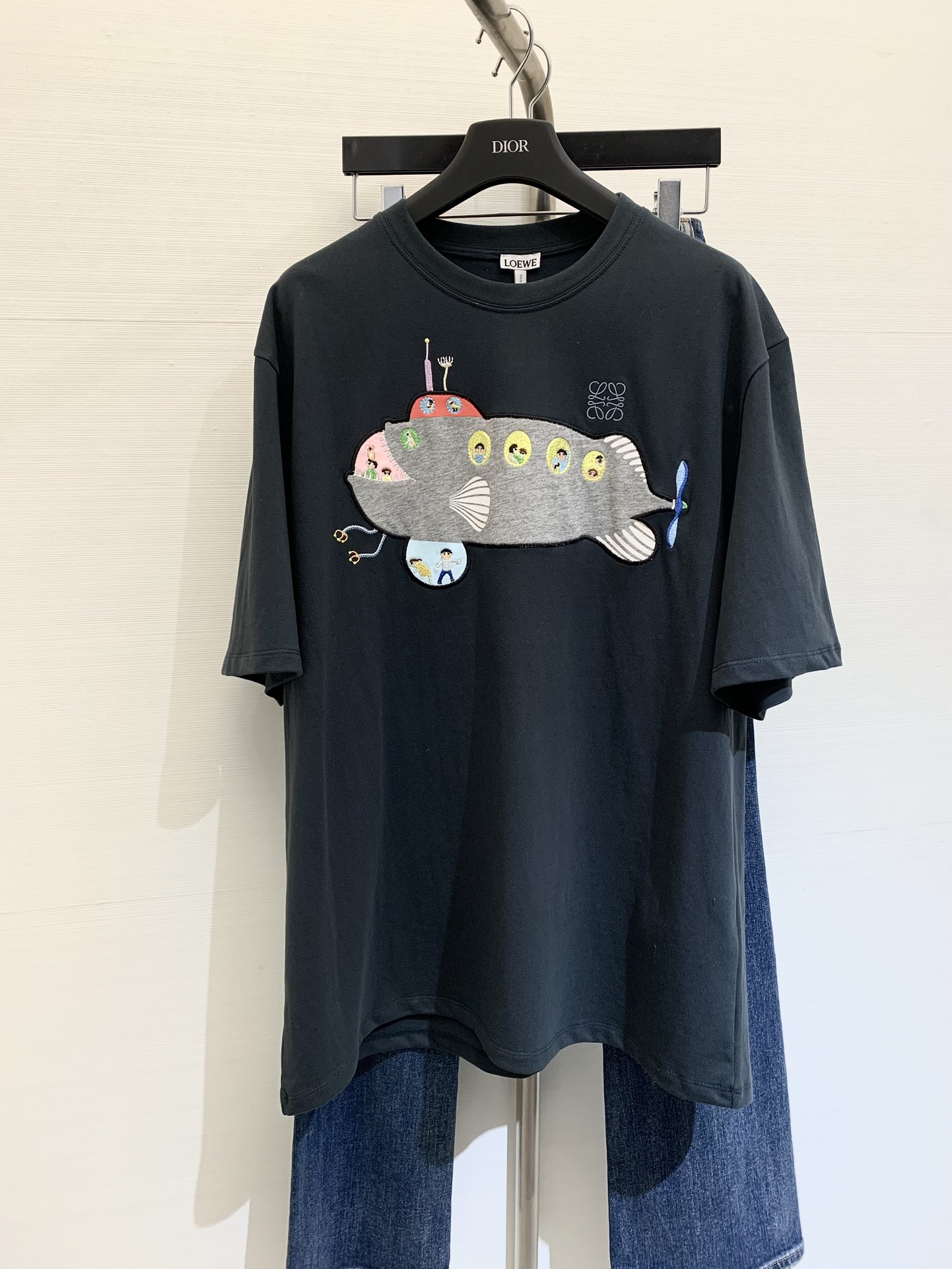 NO:314430,Loew* 2025Ss New Early Spring Submarine Round Neck Short-sleeved T-shirt, LOE*E x Suna Fujita Cooperation Series, Lightweight cotton fabric, with submarine print and embroidery patch on the front, paired with Anagram embroidery, loose fit, standard length, round neck design, perfect workmanship quality for yourself. Strongly keep your own style!  SML, loewe, T-shirt,tees,t-shirt,alexander wang19860909Loew* 2025Ss 早春新款 潜水艇圆领短袖T恤,LOE*E x Suna Fujita 合作系列作品,轻盈棉质面料,正面饰有潜水艇印花和刺绣贴片,搭配 Anagram 刺绣,宽松版型,标准长度,圆领设计,完美做工品质自己看.强烈自留款！ 码数SML,,loewe,T-shirt,tees，t-shirt,alexander wang,Women's clothing