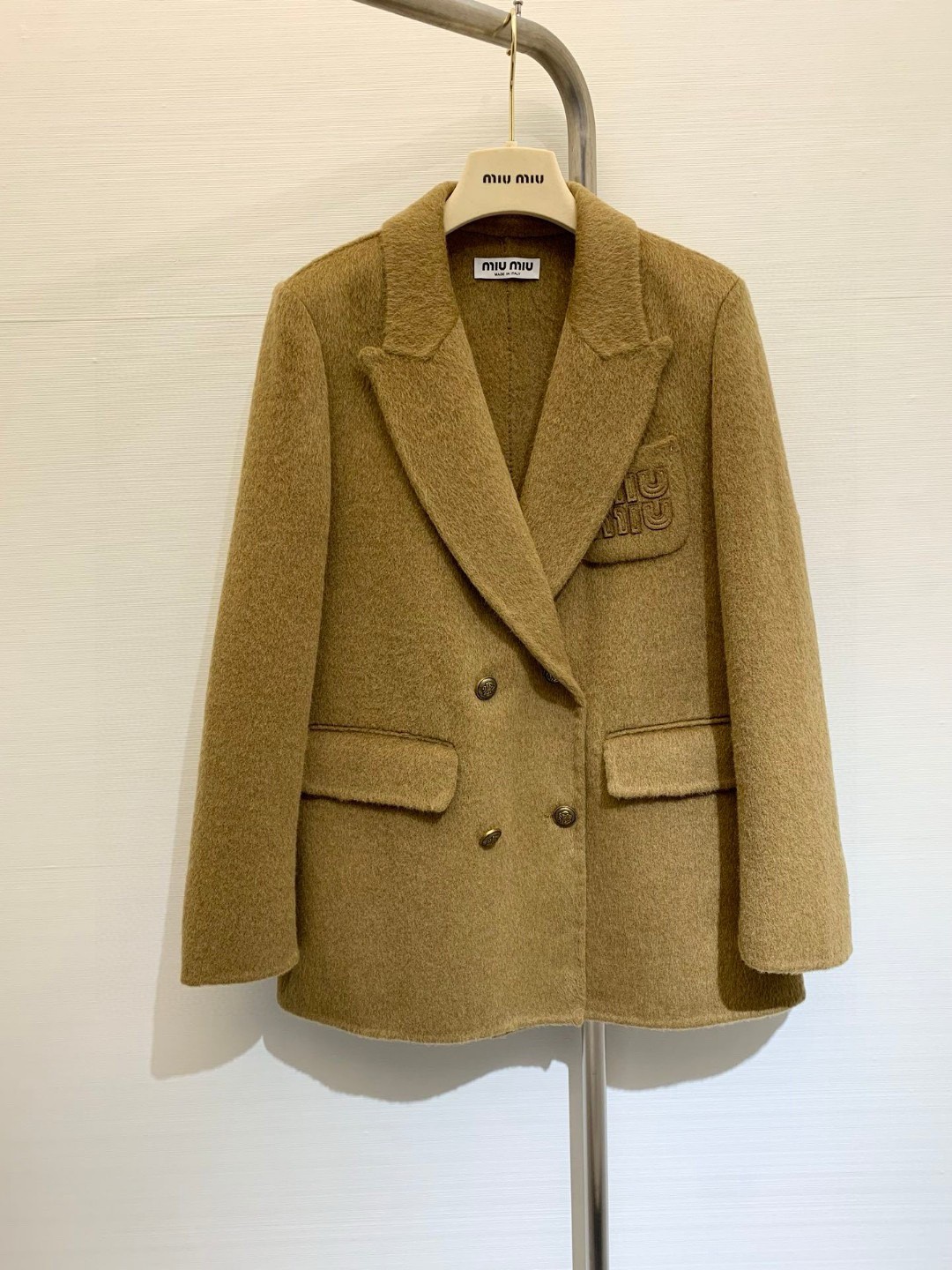 NO:295307,* New Autumn and Winter Wool Jacket/Coat, this one makes me shine. The breast patchwork embellishment is made of wool fabric, which has a soft touch and a warmth effect. It allows you to feel the warmth of spring in autumn and winter. The double-breasted design is simple but not simple. The short wool jacket makes it look slim and taller. It also adds a bit of capable temperament. Whether it is matched with jeans or leggings, it can be easily controlled, allowing you to be unique among the crowd. Yellow color gray Size, jeans, jackets & coats, business suit, alexander wang19860909*  秋冬新款 羊毛外套/大衣,这款让我眼前一亮,胸前贴布工艺点缀,采用羊毛面料,手感柔软,保暖效果更是没得说,让你在秋冬季节里也能感受到温暖如春,双排扣设计,简约而不简单,短款毛呢外套,既显瘦又显高,搭配西装领,更是增添了几分干练气质,无论是搭配牛仔裤还是打底裤,都能轻松驾驭,让你在人群中独具一格 颜色黄色 灰色 码数,,jeans,jackets & coats,business suit,alexander wang,Women's clothing