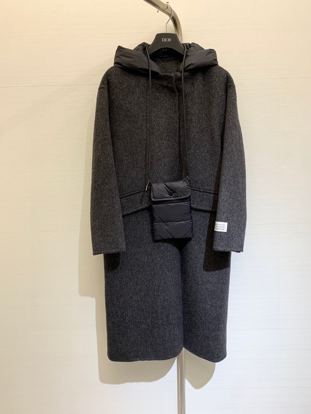 NO:295273,Autumn and winter style, spliced ​​down hat cashmere coat, disassembled hood, and matched with down bag, this coat is made of wool cashmere mulberry silk material, soft and textured, warm and light on the upper body, wide shoulder silhouette cut, top body looks tall, fashionable and exquisite, can be sweet or salty, super handsome on the upper body, retro plaid high-end temperament, versatile and not picky, very practical and beautiful color plaid gray Size number, down jacket, hats, alexander wang19860909秋冬款 拼接羽绒帽羊绒大衣,拆式兜帽,搭配羽绒款包包,这款大衣采用羊毛羊绒桑蚕丝材质,软糯有质感,上身保暖轻盈,宽肩廓形剪裁,上身显高挑,时髦精必入,可甜可盐上身超帅,复古格纹高级气质,百搭不挑人,非常实穿又颜值 颜色格纹 灰色 码数,,down jacket,hats,alexander wang,Women's clothing