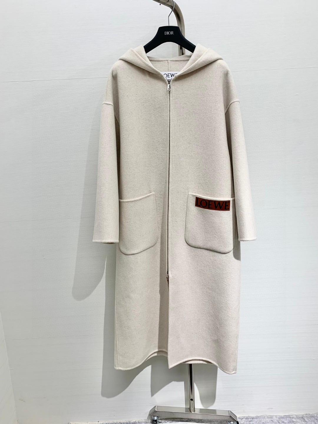 NO:295288,* New autumn and winter style zippered hooded wool coat, two-way zippered semi-zipper design, hooded style adds a more casual feel, no matter what is matched inside, the pocket is also a classic leather embellishment, and the feeling of big brands appears at a glance. Number of codes, hats, alexander wang19860909*  秋冬新款 拉链式连帽羊毛大衣,双向拉链半拉链设计,连帽款式更加增添休闲感,里面无论搭配什么都能轻松出镜,口袋也是经典拼皮点缀,一眼大牌感浮现 码数,,hats,alexander wang,Women's clothing