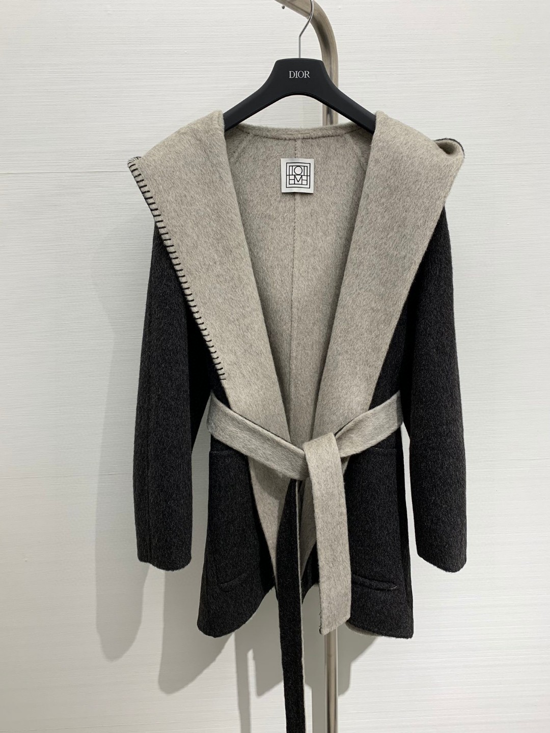 NO:295284,New early autumn style bathrobe cotton hooded cashmere coat, custom cashmere wool fabric, mid-length style, surface design, single-sided hand-stitch contrast design, retro style series, upper body soft and skin-friendly, whether paired with trousers or boots, the atmosphere is amazing!  Dark color coffee dark gray code number, boots, hats, alexander wang19860909早秋新款 浴袍款棉连帽羊绒大衣,定制羊绒羊毛面料,中长款版型,面设计,单侧手工缝线撞色设计,复古风格系列,上身柔软亲肤,无论搭配长裤或者长靴,氛围感都绝了！ 颜色深咖 暗灰 码数,,boots,hats,alexander wang,Women's clothing