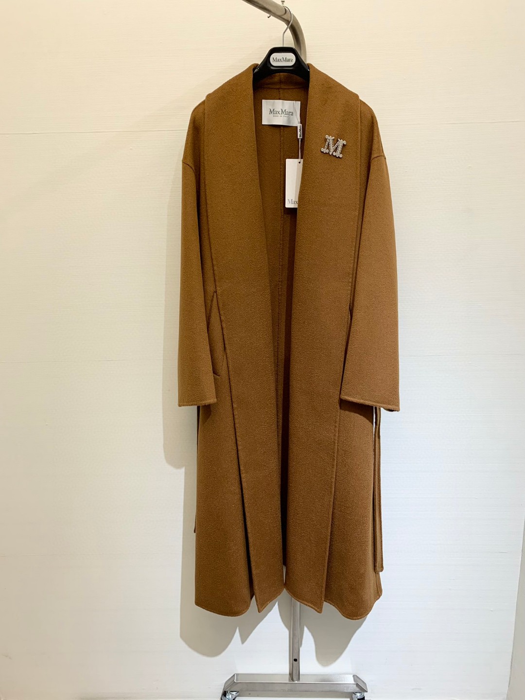 NO:295281,Classic autumn and winter style aura bathrobe cashmere coat, famous girl, super high quality high-end water corrugated cashmere coat series, draping first-class stick, large lapel with exclusive titanium brooch, top % high-branch wool % cashmere, sagging soft, upper body instantly changes aura Number, Brooch, breastpin, alexander wang19860909秋冬经典款 气场浴袍式羊绒大衣,名媛千金,超高品质高端水波纹羊绒大衣系列,垂感一级棒,大翻领配家专属钛金胸针,采用顶级％高支羊毛％山羊绒,垂顺柔软,上身秒变气场 码数,,brooch，breastpin,alexander wang,Women's clothing