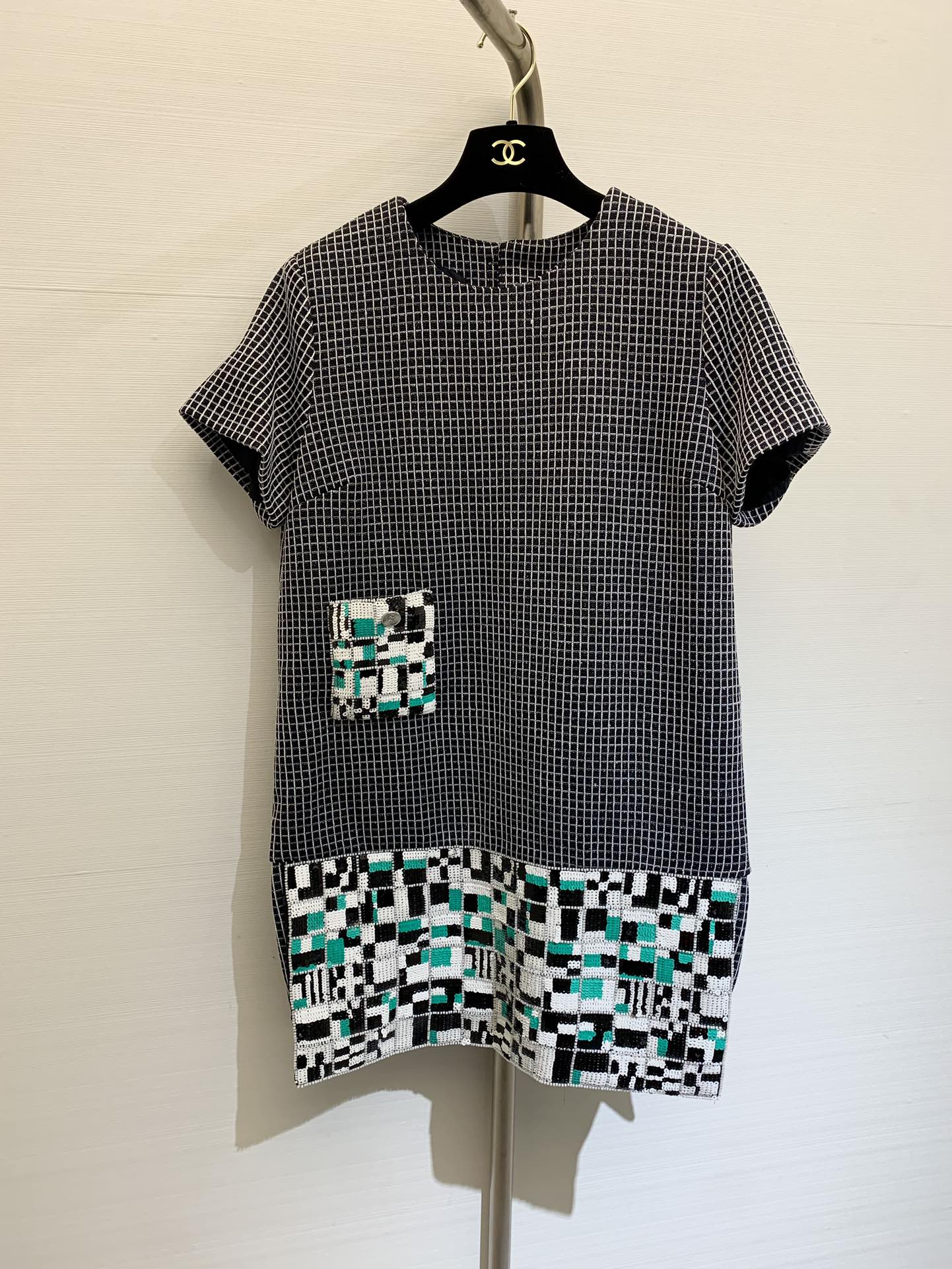 NO:295260,* New early spring series, classic black and white plaid short-sleeved small fragrance style dress, high-end custom made with fine glitter fabric, the pockets and skirt hem are embellished with contrasting beads, heavy industry design, back button design, unique charm style, classic style, straight and loose but not collapsed, crisp, stylish, slim and tall!  The temperament of a chaebol can be sweet or salty, reduce age and reduce girl style, code count, skirts, T-shirt, alexander wang19860909*  早春系列新款 经典黑白格纹短袖小香风连衣裙,高级定制自带细闪面料,口袋和裙下摆都采用撞色珠片拼接点缀,重工设计,后背纽扣设计,别有一番独特的魅力范,经典版型,版型立挺宽松而不垮,挺括有型显瘦又高挑！财阀千金气质可甜可盐 减龄少女孩风 码数,,skirts,T-shirt,alexander wang,Women's clothing