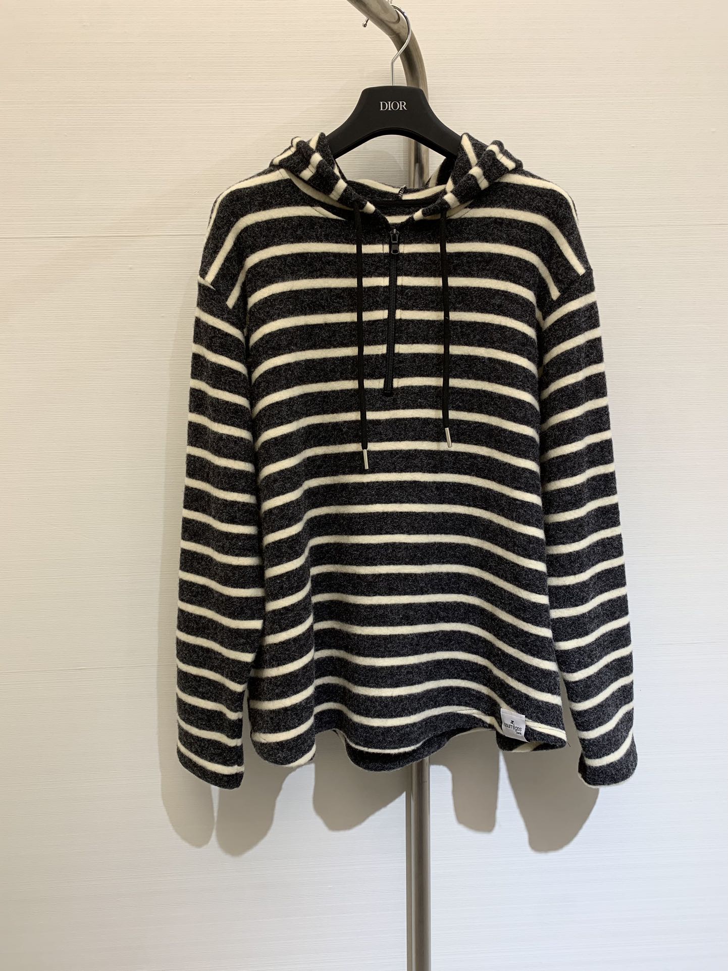 NO:295283,New early spring style retro striped long-sleeved shirt, lazy style top must not be missed!  I really like the stripe control!  The frayed fabric is very warm and comfortable. It looks great if you wear a down jacket or coat on the outside!  !  Wear comfortable and comfortable, and can easily cover up the small flaws of the body. Whether it is matched with skirts or jeans, it is full of casualness. Skirts, jeans, down jacket, alexander wang19860909早春新款 复古条纹长袖恤,慵懒风上衣绝对不能错过！条纹控的我实在是喜欢的不得了！磨毛的面料很保暖舒适,秋冬必备的单品、外面随便套个羽绒服或者大衣就很好看！！穿着舒适自在,还能轻松遮掩身形的小瑕疵,无论是搭配裙子还是牛仔裤都是休闲感满满 码数,,skirts,jeans,down jacket,alexander wang,Women's clothing