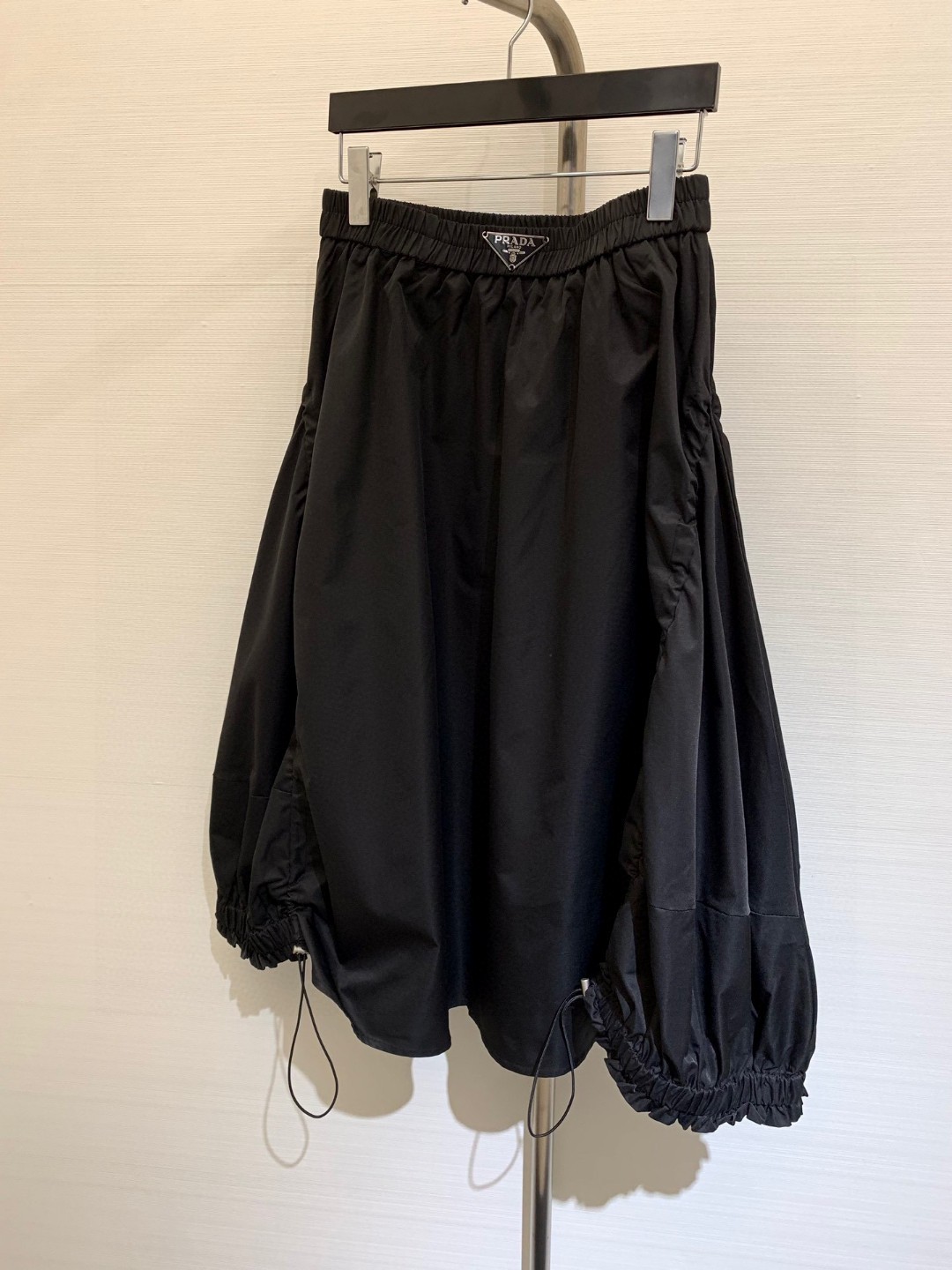 NO:297222,New spring and summer style pleated skirt, hem drawstring lace design, classic triangle logo on waist, large skirt hem upper body temperament high-end color black white size, skirts, alexander wang19860909春夏新款 褶皱半裙,下摆抽绳系带设计,腰头经典三角标,大裙摆上身气质高级 颜色黑色 白色 码数,,skirts,alexander wang,Women's clothing