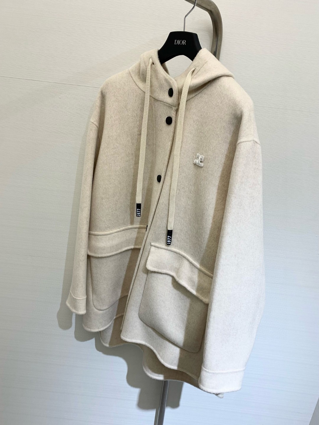 𝐂𝐨𝐮𝐫𝐫𝐞𝐠𝐞𝐬 25秋冬新款 连帽宽松羊毛大衣，降温必备！定制双面𝟏𝟎𝟎%羊毛面料，𝐎𝐒宽松版型，摩