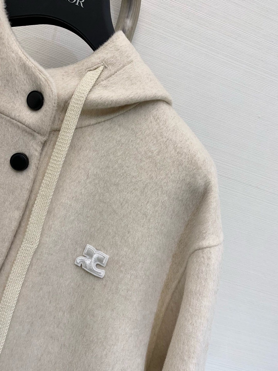 𝐂𝐨𝐮𝐫𝐫𝐞𝐠𝐞𝐬 25秋冬新款 连帽宽松羊毛大衣，降温必备！定制双面𝟏𝟎𝟎%羊毛面料，𝐎𝐒宽松版型，摩