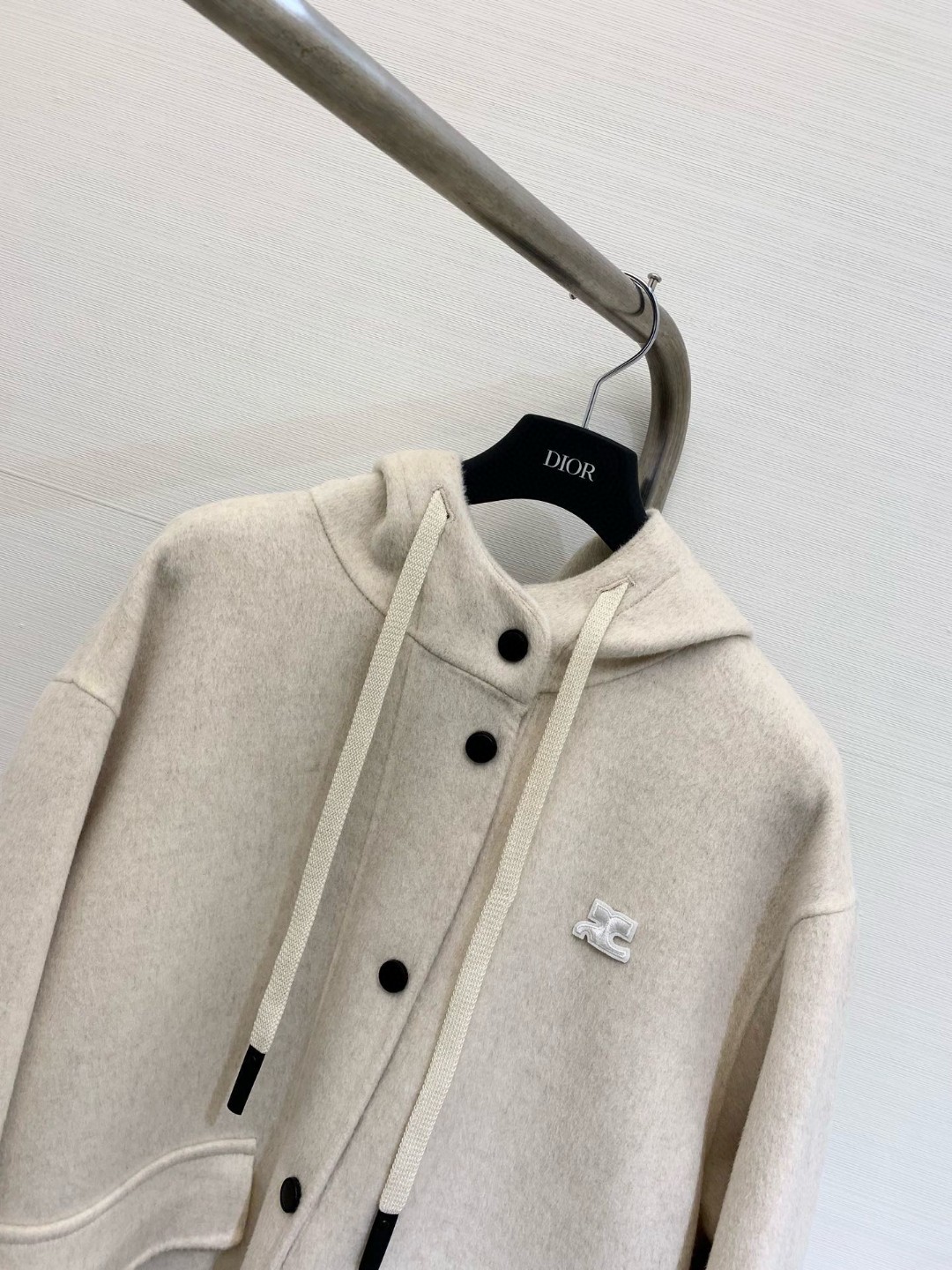 𝐂𝐨𝐮𝐫𝐫𝐞𝐠𝐞𝐬 25秋冬新款 连帽宽松羊毛大衣，降温必备！定制双面𝟏𝟎𝟎%羊毛面料，𝐎𝐒宽松版型，摩