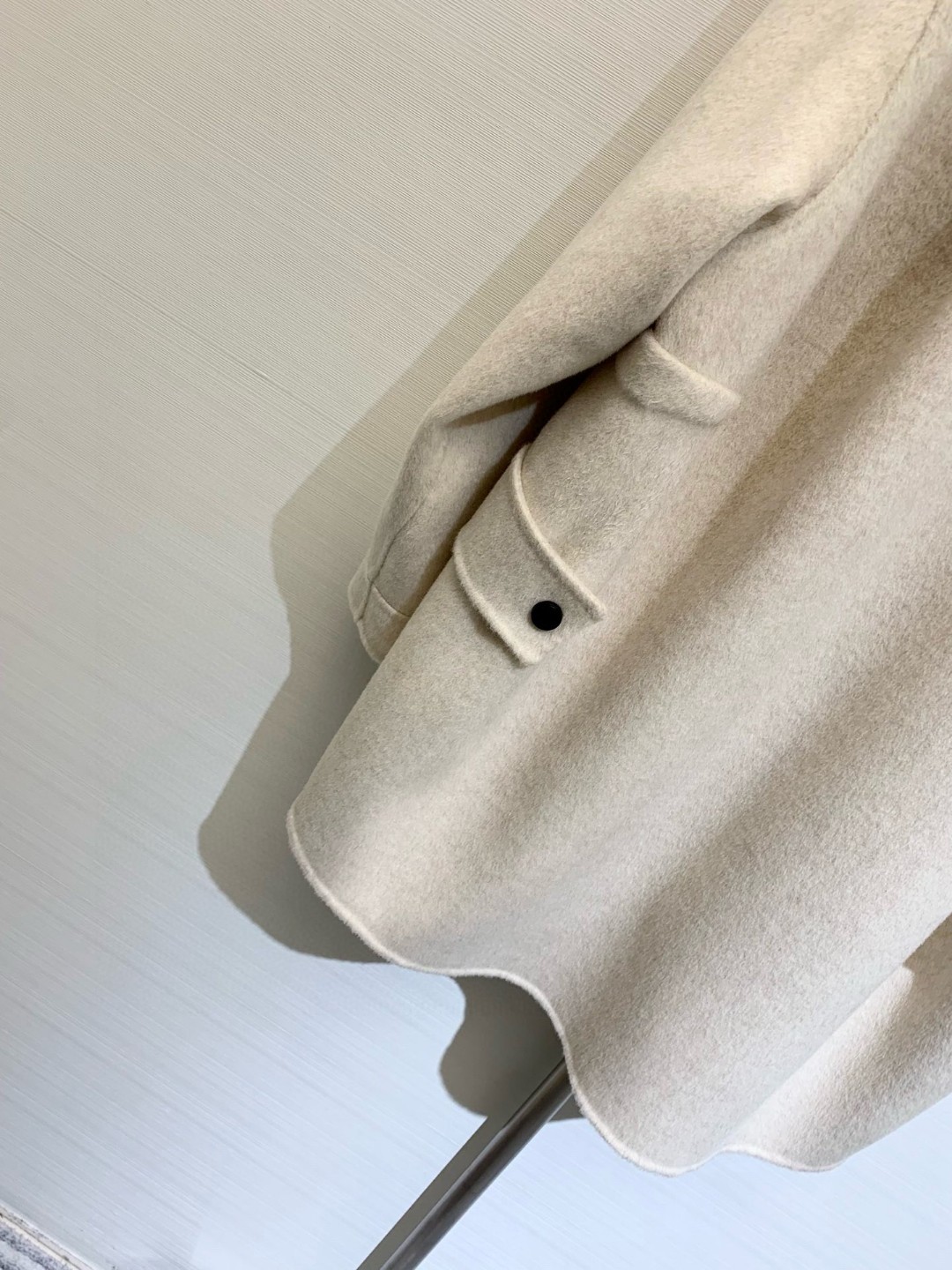 𝐂𝐨𝐮𝐫𝐫𝐞𝐠𝐞𝐬 25秋冬新款 连帽宽松羊毛大衣，降温必备！定制双面𝟏𝟎𝟎%羊毛面料，𝐎𝐒宽松版型，摩