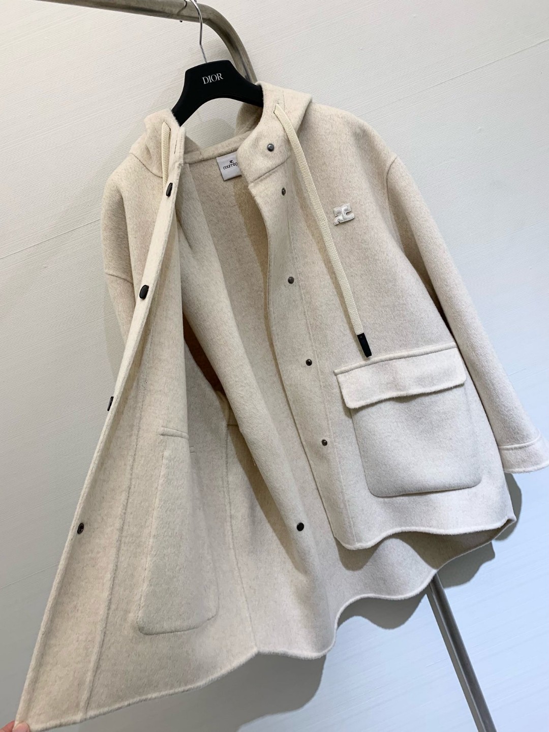 𝐂𝐨𝐮𝐫𝐫𝐞𝐠𝐞𝐬 25秋冬新款 连帽宽松羊毛大衣，降温必备！定制双面𝟏𝟎𝟎%羊毛面料，𝐎𝐒宽松版型，摩