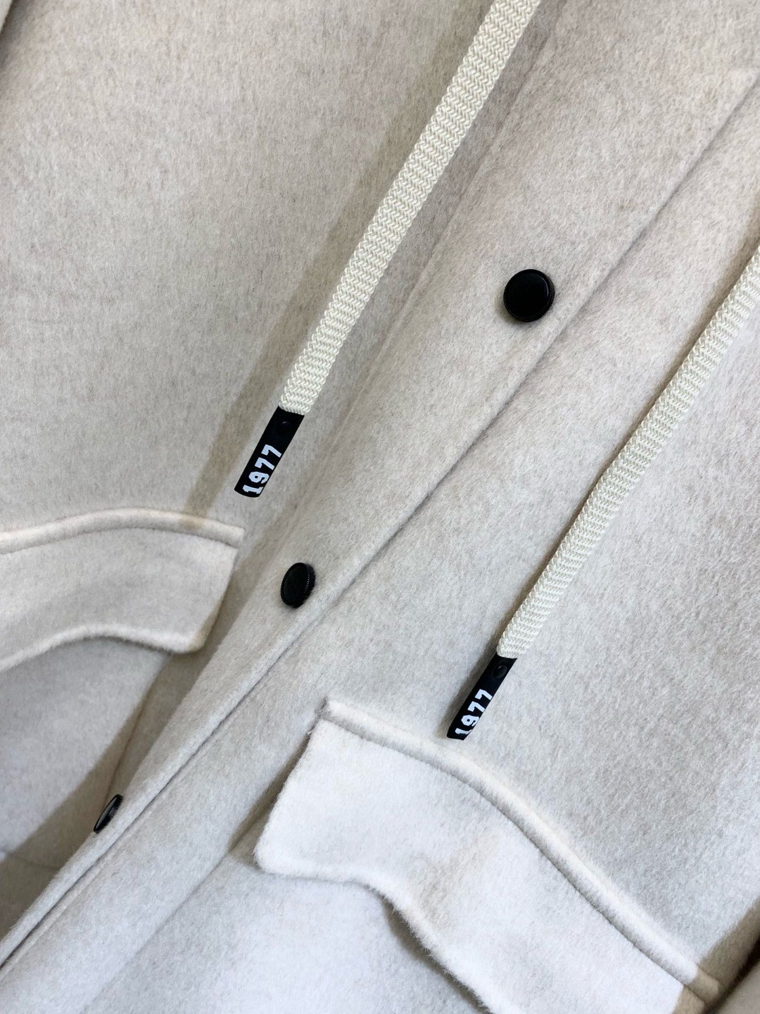 𝐂𝐨𝐮𝐫𝐫𝐞𝐠𝐞𝐬 25秋冬新款 连帽宽松羊毛大衣，降温必备！定制双面𝟏𝟎𝟎%羊毛面料，𝐎𝐒宽松版型，摩