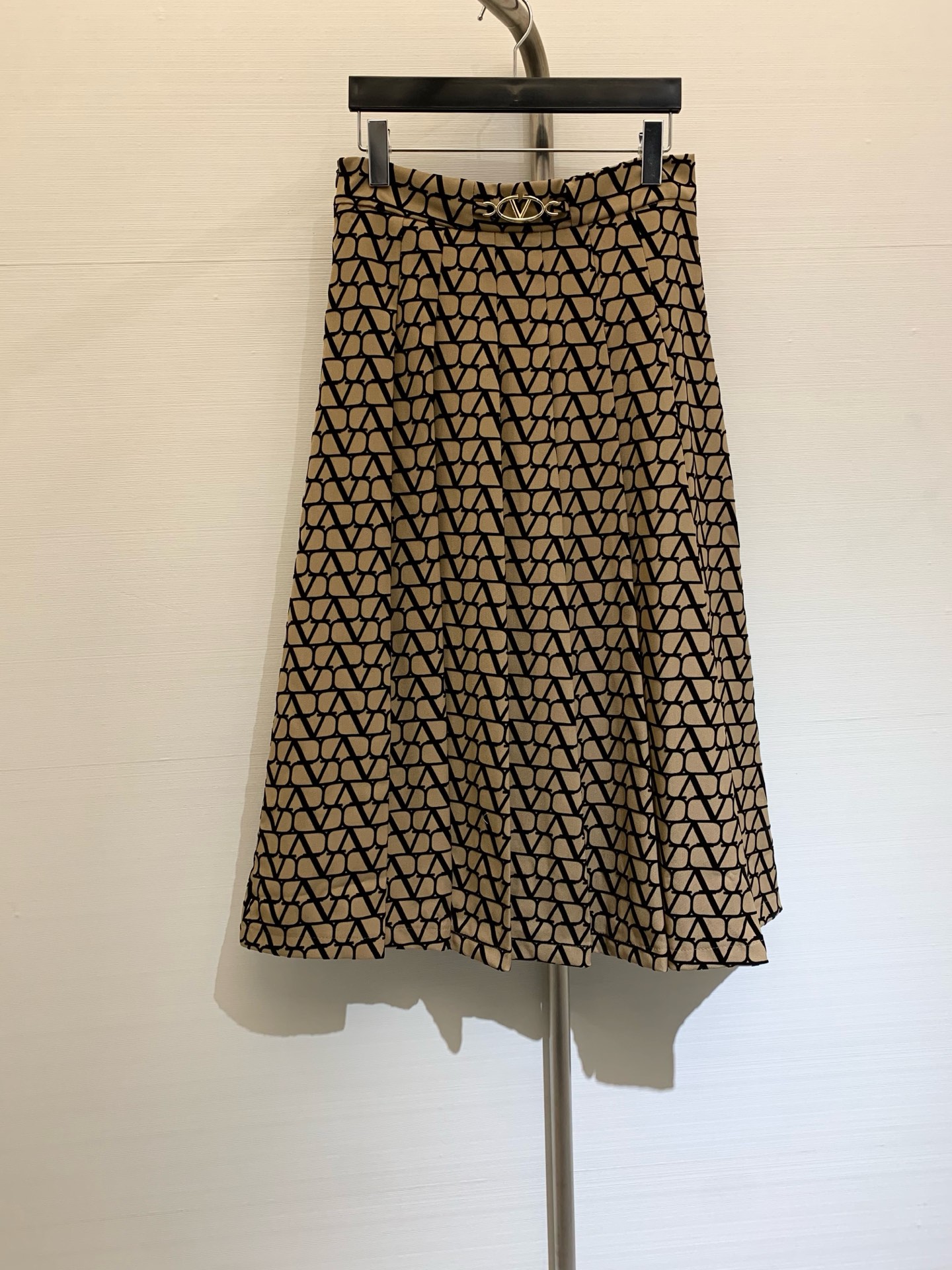 NO:297252,VALENTIN* 2025 Early Spring New V-letter Logo Flocking Skirt Design!  Extra large skirt with waist hardware V-jewelry decoration, fashionable and high-end!  Very nice, casual, fashionable and high-end, the style is just right and the cut will not be too big. Any figure can be easily controlled, creating a cool and high-end feeling that will become long legs in seconds. Color khaki black SMLXL, valentino, skirts, alexander wang19860909VALENTIN* 2025 早春新款 V字母Logo植绒半裙设计！超大裙摆腰头五金V饰品装饰,时尚高级！非常好看,休闲时髦又有高级感,版型剪裁恰到好处不会太大件 任何身材都可以轻松驾驭,打造飒爽高级感秒变大长腿 颜色卡其色 黑色 码数SMLXL,,valentino,skirts,alexander wang,Women's clothing