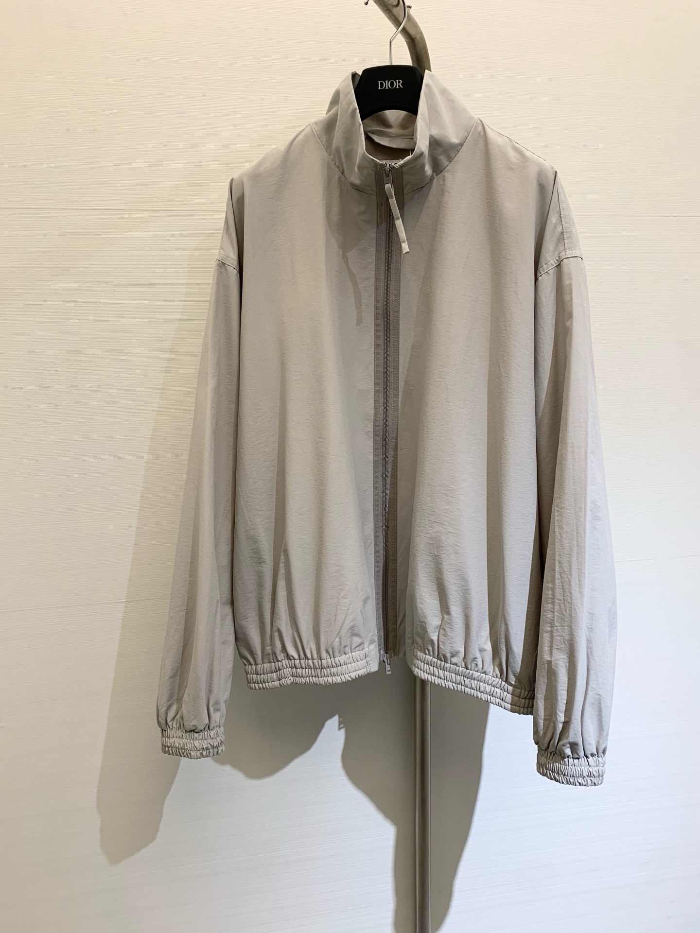 NO:297240,* 1996 Loose casual hatless zipper jacket, loose style, a perfect combination of casual temperament and simple aesthetics. The back is decorated with exquisite embroidery logo, which is low-key but shows the brand texture. The two-way zipper design is long below the waist, comfortable and practical, and it is comfortable to wear without losing style. Whether it is daily outing or matching layered outfits, it can be easily controlled, interpreting the balanced aesthetics of modern and practical. Color gray black SML, Jackets & coats,hats,alexander wang19860909* 1996 宽松休闲无帽拉链夹克,宽松版型,休闲气质与简约美学的完美结合,后背饰有精致刺绣标识,低调却彰显品牌质感,双向拉链设计,长至腰身以下,舒适实穿又不失格调.无论是日常出街还是搭配层次穿搭,都能轻松驾驭,演绎摩登与实用的平衡美学 颜色灰色 黑色 码数SML,,jackets & coats,hats,alexander wang,Women's clothing