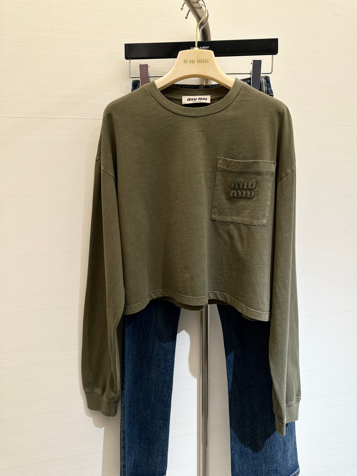 NO:313670,* New early spring style counter long-sleeved cotton top, high-quality wash water, high-end and fashionable design!  :Exquisite brand letter embroidery, adds fashion style, harmonious matching of Meidela color system, overlapping style interprets autumn and winter style, versatile king style, workmanship quality depends on details, high version number, alexander wang19860909*  早春新款 专柜长袖棉质上衣,高品质洗水,设计高级又时髦！:精致品牌字母刺绣,增添时尚格调,美德拉色系搭配和谐,叠搭风演绎秋冬造型,百搭王炸款,做工品质看细节,高版本 码数,,alexander wang,Women's clothing