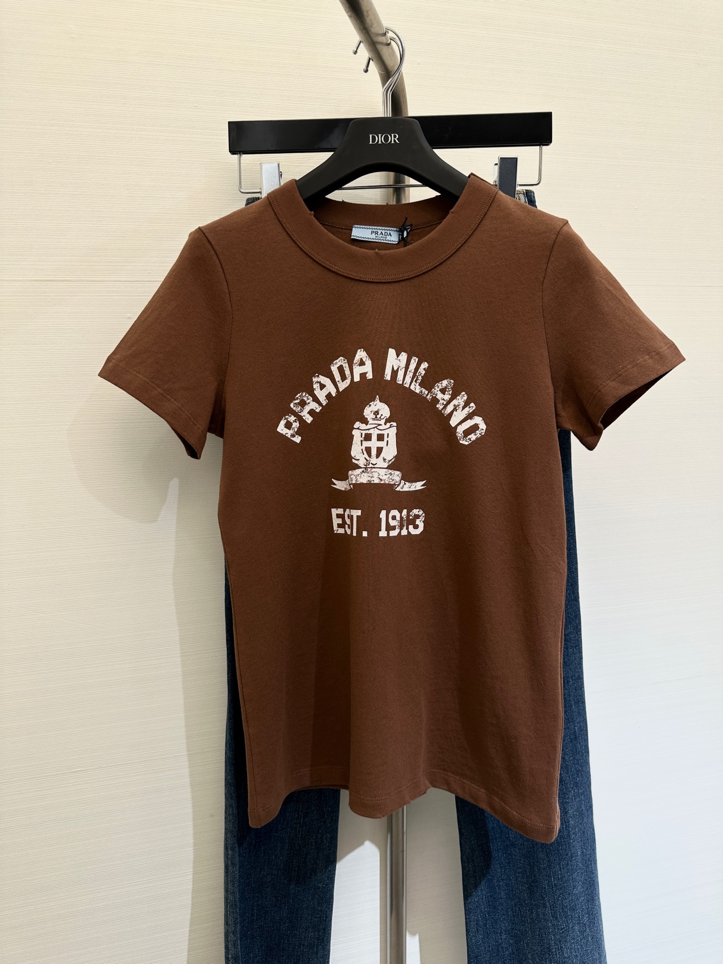 NO:313659,* New early spring style letter printed round neck short-sleeved shirt丨Exclusively developed!  High-end production!  American retro printing design!  The small round neck highlights the fashionable atmosphere, and is easy to match without picking the face!  The slim fit style is paired with high-waisted wide-leg pants or short skirts, which is simply beautiful!  Easy to wear to the blogger's casual and lazy feeling~ Customized fabrics are super comfortable!  Such a shirt is a piece of it for everyone!  Skirts, T-shirt, alexander wang19860909*  早春新款 字母印花圆领短袖恤丨独家开发！高版出品！美式复古感印花设计！小圆领突出时髦氛围感 不挑脸型易搭更显瘦！修身款的版型 搭配高腰阔腿裤或短裙 简直美炸了！轻松穿出博主那种随意慵懒感～定制面料 质感超级舒适！这样的恤就是人手一件的存在！ 码数,,skirts,T-shirt,alexander wang,Women's clothing