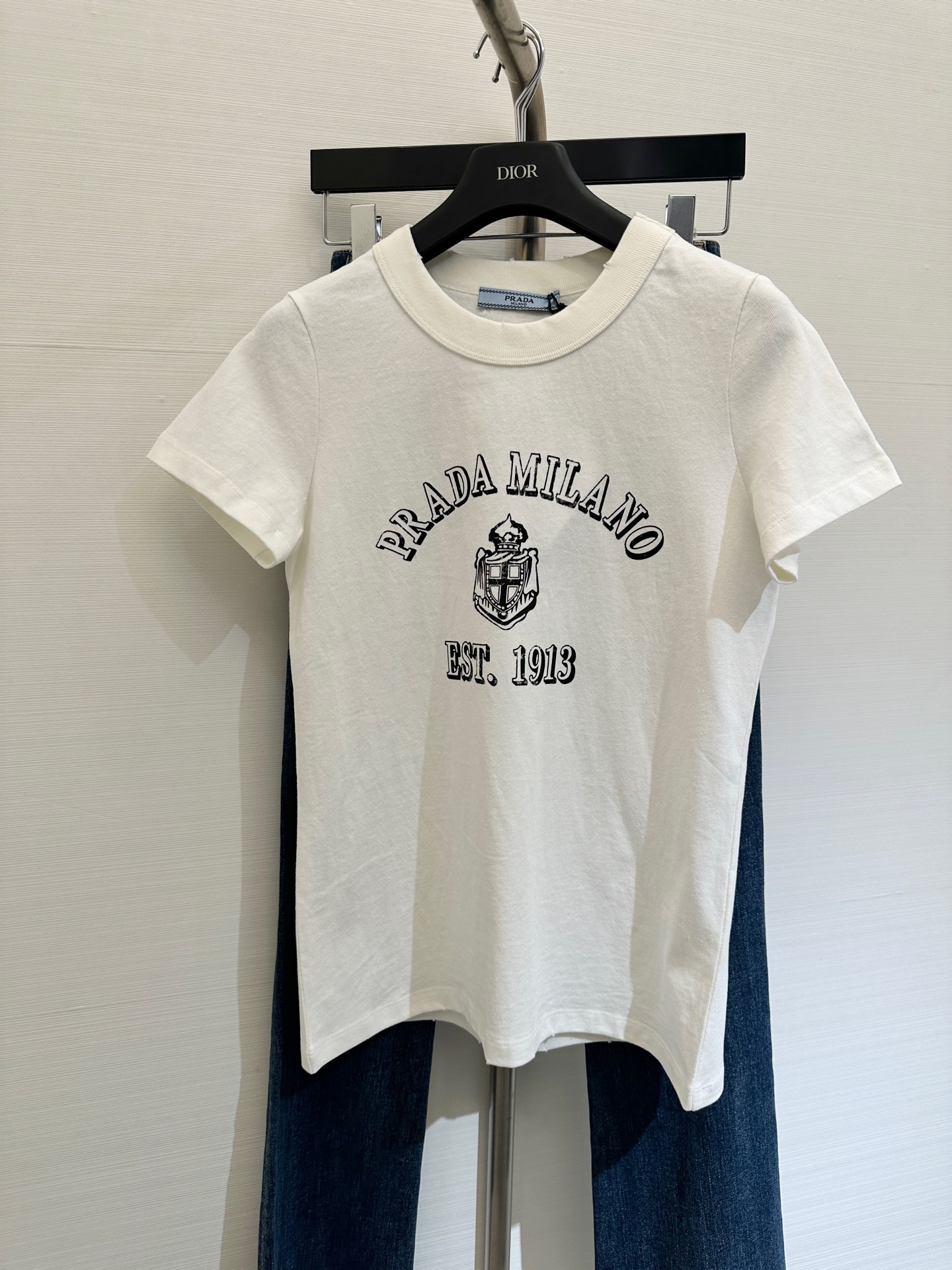 NO:313665,* New early spring style letter printed round neck short-sleeved shirt丨Exclusively developed!  High-end production!  American retro printing design!  The small round neck highlights the fashionable atmosphere, and is easy to match without picking the face!  The slim fit style is paired with high-waisted wide-leg pants or short skirts, which is simply beautiful!  Easy to wear to the blogger's casual and lazy feeling~ Customized fabrics are super comfortable!  Such a shirt is a piece of it for everyone!  Skirts, T-shirt, alexander wang19860909*  早春新款 字母印花圆领短袖恤丨独家开发！高版出品！美式复古感印花设计！小圆领突出时髦氛围感 不挑脸型易搭更显瘦！修身款的版型 搭配高腰阔腿裤或短裙 简直美炸了！轻松穿出博主那种随意慵懒感～定制面料 质感超级舒适！这样的恤就是人手一件的存在！ 码数,,skirts,T-shirt,alexander wang,Women's clothing