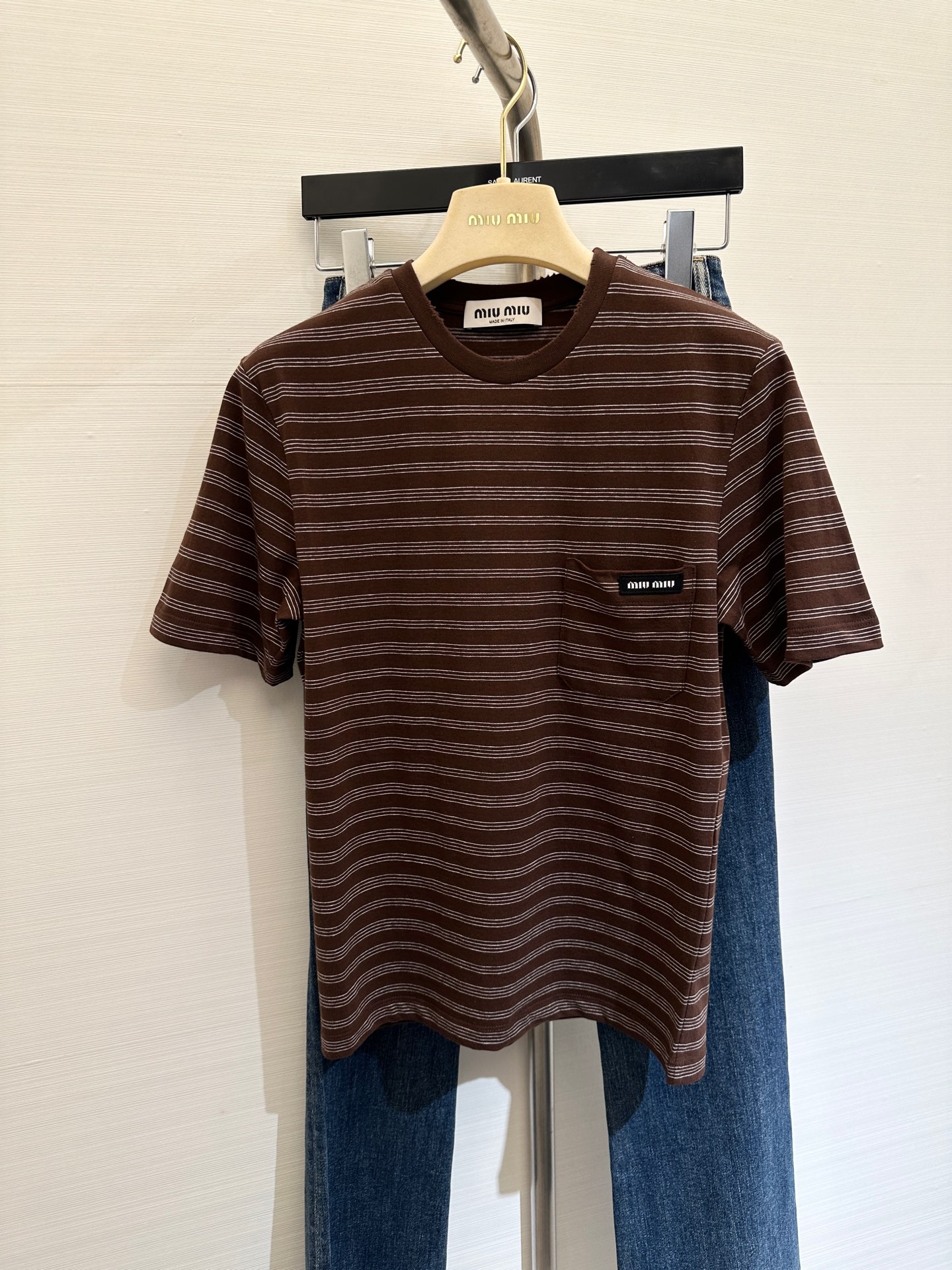 NO:313680,* New early spring style simple and versatile contrasting striped round neck short-sleeved shirt, exclusive high-end product!  Classic striped design, the perfect length of the clothes, the upper body is super inclusive, and the versatile style is amazing!  The collision of colors is comfortable and close-fitting, whether worn alone or layered. Details are online. Sisters, just feel at ease!  yard count, T-shirt,alexander wang19860909*  早春新款 简约百搭撞色条纹圆领短袖恤,独家高版出品！经典条纹设计 永远不会过时恰到好处的衣长上身包容性超强 百搭版型绝绝子！颜色的碰撞无论单穿还是叠穿都是舒适感贴身穿着都 细节在线 姐妹们 放心入就对了！ 码数,,T-shirt,alexander wang,Women's clothing