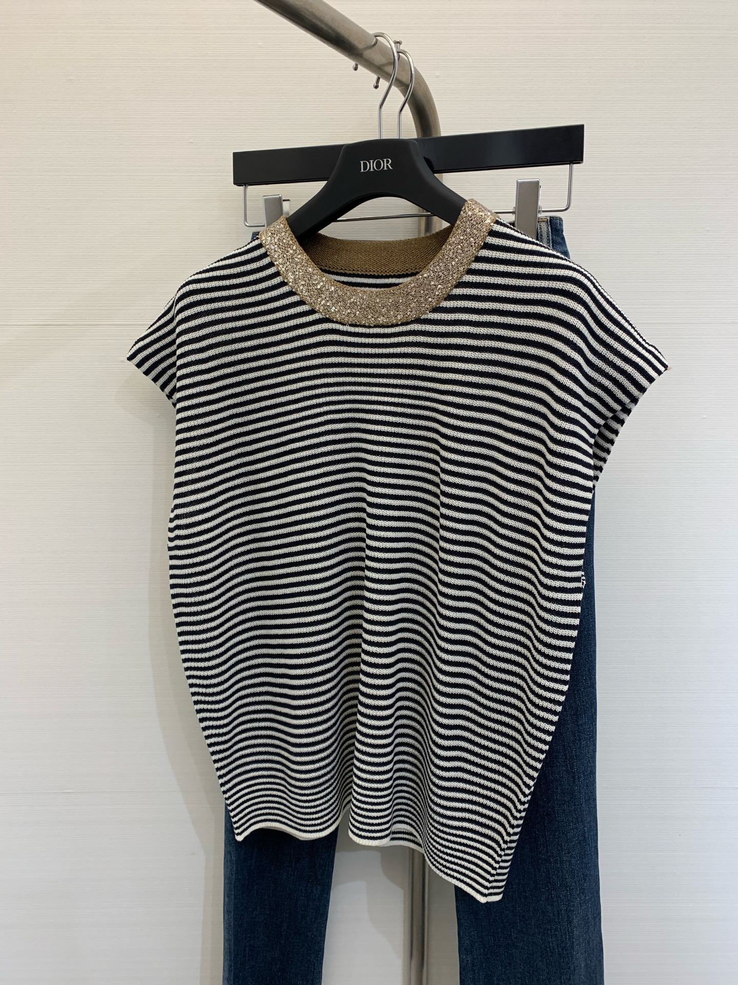 NO:313649,New early spring model heavy industry payment!  Walking high-end style, old-fashioned outfit, Italian aesthetic color matching striped rotator sleeve knitted vest, dazzling bead piece shining bead piece collar ring yarn!  Mysterious and noble heavy industry is luxurious!  Imported pure cotton yarn Swiss woven craftsmanship creates a low-key and luxurious sense of high quality!  Loose style, lazy temperament, casual and elegant. Classic, unscrupulous and super slim on the upper body. Size number, alexander wang19860909早春新款 重工款！行走的高定 老钱风穿搭 意大利美学配色条纹落肩袖针织背心,璀璨珠片闪耀珠片领圈纱线！神秘又高贵重工奢华绝绝子！进口纯棉纱线瑞士机织工艺打造低调奢华的高级感！宽松版型慵懒气质随性优雅.经典不挑人上身超显瘦 码数,,alexander wang,Women's clothing