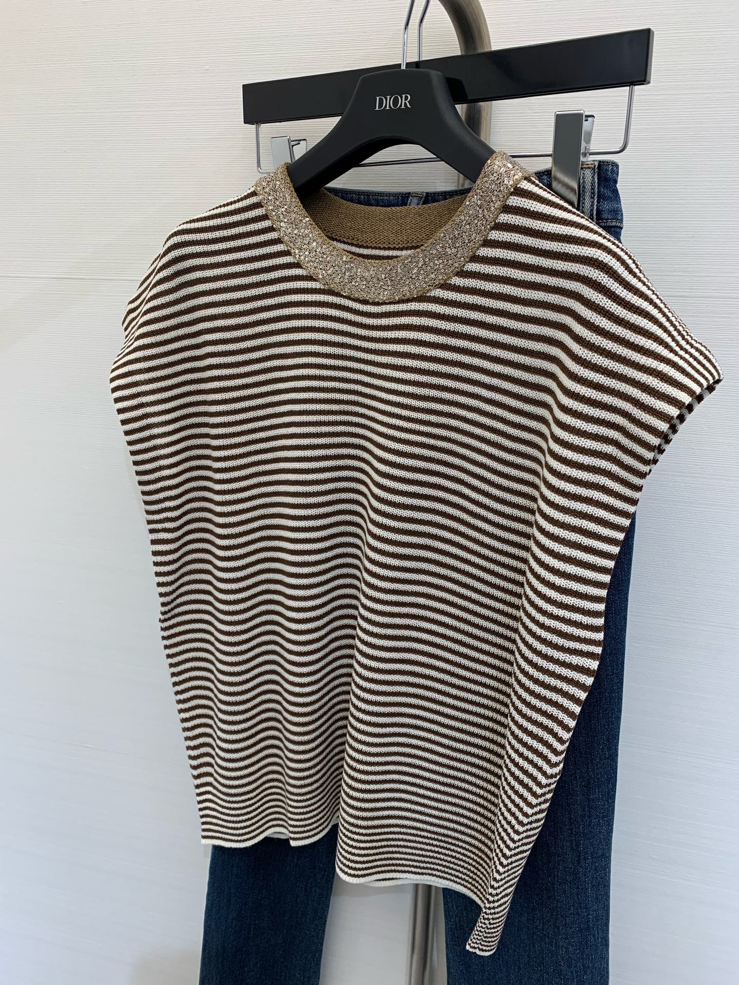 NO:313651,New early spring model heavy industry payment!  Walking high-end style, old-fashioned outfit, Italian aesthetic color matching striped rotator sleeve knitted vest, dazzling bead piece shining bead piece collar ring yarn!  Mysterious and noble heavy industry is luxurious!  Imported pure cotton yarn Swiss woven craftsmanship creates a low-key and luxurious sense of high quality!  Loose style, lazy temperament, casual and elegant. Classic, unscrupulous and super slim on the upper body. Size number, alexander wang19860909早春新款 重工款！行走的高定 老钱风穿搭 意大利美学配色条纹落肩袖针织背心,璀璨珠片闪耀珠片领圈纱线！神秘又高贵重工奢华绝绝子！进口纯棉纱线瑞士机织工艺打造低调奢华的高级感！宽松版型慵懒气质随性优雅.经典不挑人上身超显瘦 码数,,alexander wang,Women's clothing