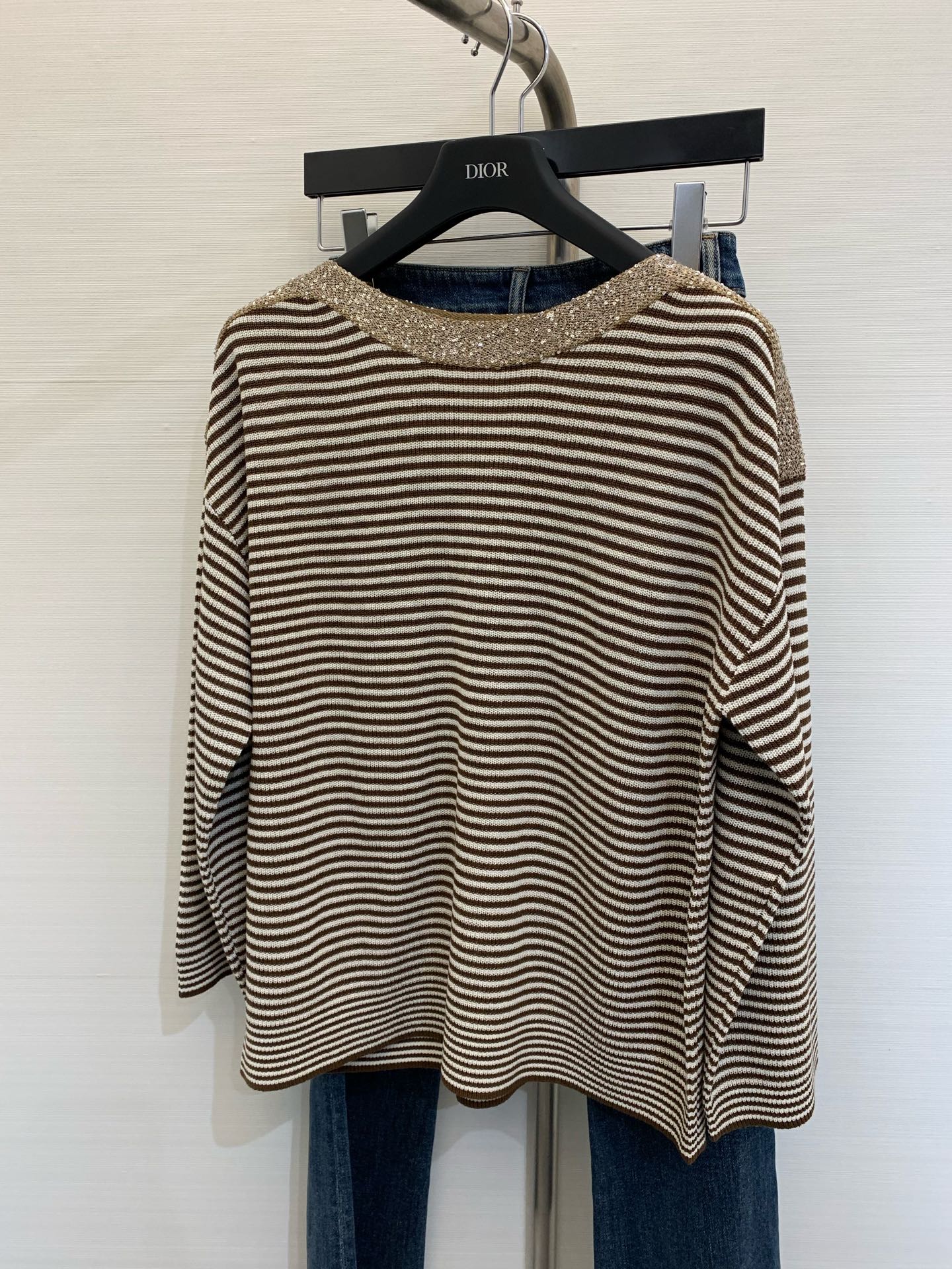 NO:313654,New early spring model heavy industry payment!  Walking high-end style, old-fashioned outfit, Italian aesthetic color matching striped rotator sleeves knitted long sleeves, dazzling bead sheets shining bead sheets collar ring yarn!  Mysterious and noble heavy industry is luxurious!  Imported pure cotton yarn Swiss woven craftsmanship creates a low-key and luxurious sense of high quality!  Loose style, lazy temperament, casual and elegant. Classic, unscrupulous and super slim on the upper body. Size number, alexander wang19860909早春新款 重工款！行走的高定 老钱风穿搭 意大利美学配色条纹落肩袖针织长袖,璀璨珠片闪耀珠片领圈纱线！神秘又高贵重工奢华绝绝子！进口纯棉纱线瑞士机织工艺打造低调奢华的高级感！宽松版型慵懒气质随性优雅.经典不挑人上身超显瘦 码数,,alexander wang,Women's clothing