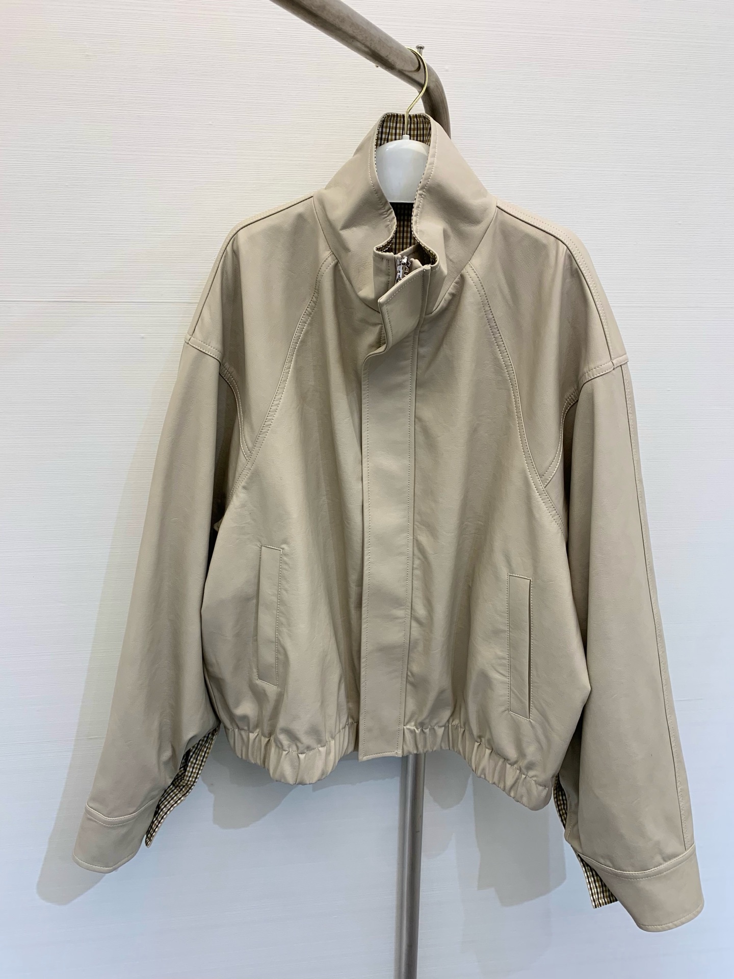 NO:313669,Early spring new style old money style. Wearing a retro leather jacket on both sides, a trench coat style leather jacket. The outer layer is very soft and high-end, and the inner layer is in a retro plaid color. One dress and two wears, full of high-end feel, a must-have style, high-end version, jackets & coats, alexander wang19860909早春新款 老钱风 两面穿复古皮外套,风衣款式的皮质外套,外层皮非常柔软高级,内里采用复古格纹配色,一衣两穿,满满的高级感,必入款,高版本,,jackets & coats,alexander wang,Women's clothing