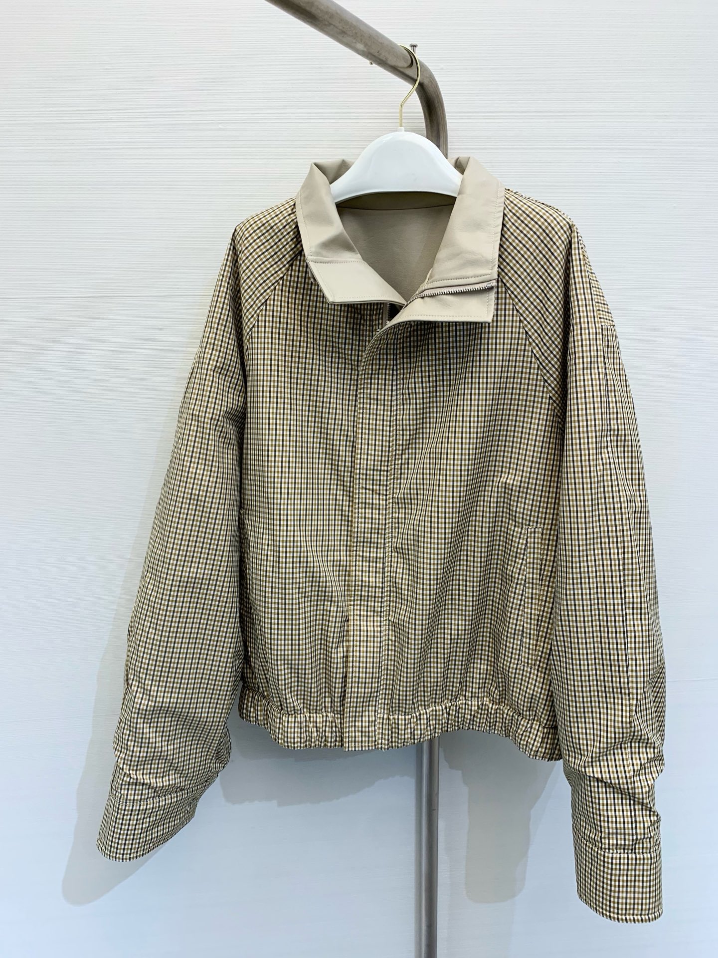 NO:313672,Early spring new style old money style. Wearing a retro leather jacket on both sides, a trench coat style leather jacket. The outer layer is very soft and high-end, and the inner layer is in a retro plaid color. One dress and two wears, full of high-end feel, a must-have style, high-end version, jackets & coats, alexander wang19860909早春新款 老钱风 两面穿复古皮外套,风衣款式的皮质外套,外层皮非常柔软高级,内里采用复古格纹配色,一衣两穿,满满的高级感,必入款,高版本,,jackets & coats,alexander wang,Women's clothing