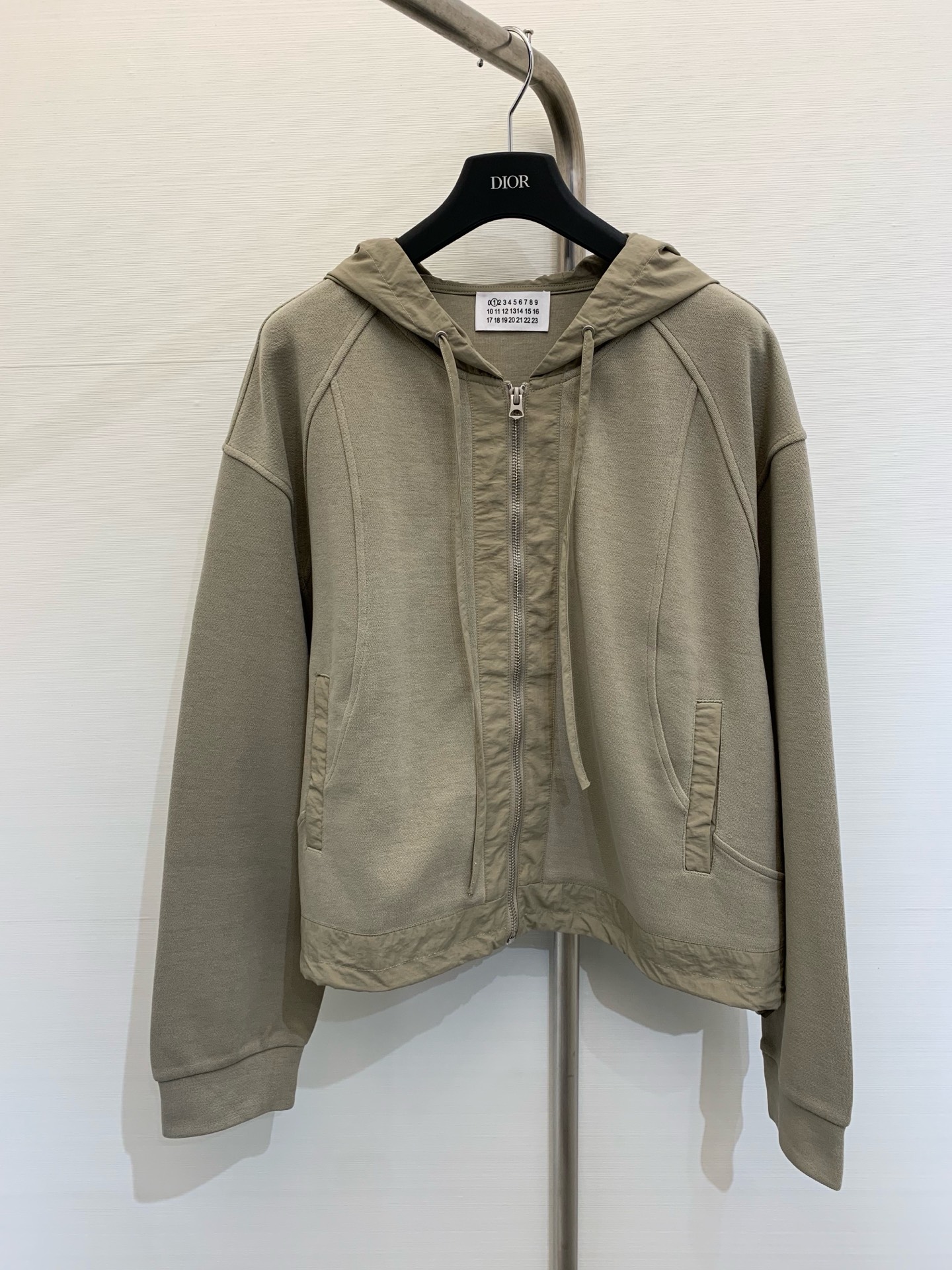 NO:313666,New spring and summer products, deconstructed hooded sweatshirt cardigan, slight contrasting color splicing design, the upper body is not monotonous at all, using sweatshirt cotton fabric trench coat polyester fabric, tightening the hem, overall coordination and high-end, classic and versatile, never out of time, extraordinary wear color gray card green code, hoodie, sweatshirts, hats, alexander wang19860909春夏新品 解构拼接连帽卫衣开衫,轻微的撞色拼接设计,上身一点也不单调,采用卫衣棉面料风衣聚酯面料,下摆收紧,整体协调高级,经典百搭永不过时,非常时穿 颜色灰色 卡绿 码数,,hoodie,sweatshirts,hats,alexander wang,Women's clothing