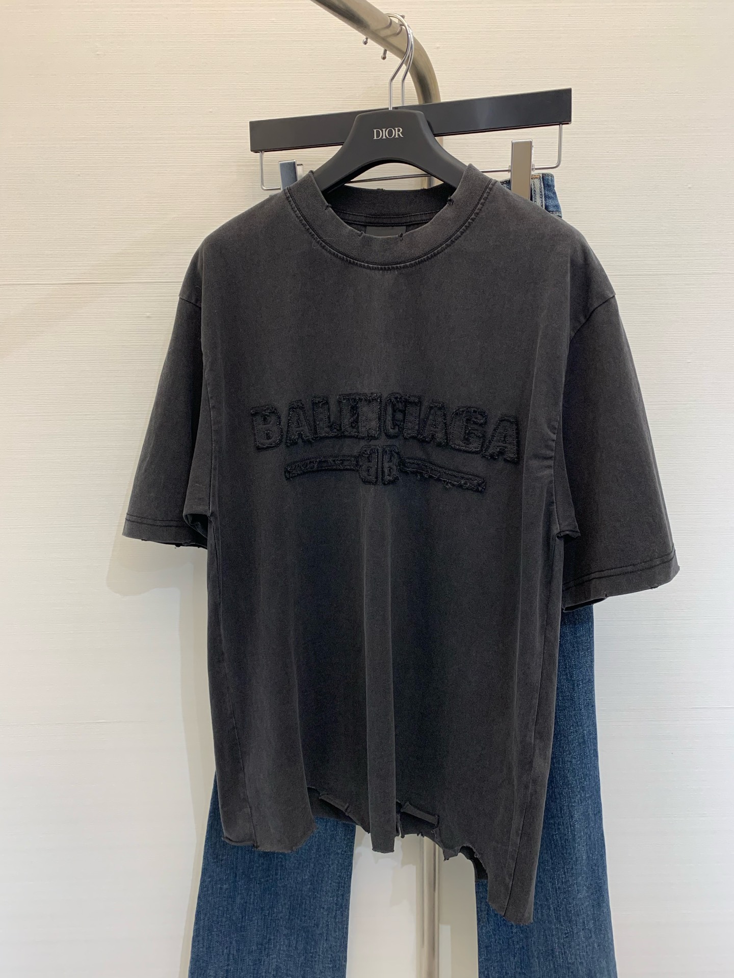 NO:313661,* New early spring style letters with embroidery of breast patches, washed water and worn, hand-polished short-sleeved shirts, welcome to compare. The fabric is made of Paris-based woven and dyed cotton double yarn, gram-heavy kilogram, clean cloth surface, clear cloth pattern, soft and comfortable, threads are fixed dyed without color difference, classic letters are imported Tiandao embroidery machine patch embroidery, three-dimensional effect, restore brick cabinet, loose shoulder-length style, same model for men and women, size, T-shirt, alexander wang19860909*  早春新款 字母胸前贴布刺绣洗水磨烂做旧下摆手工打磨短袖恤,欢迎对比 面料采用巴黎定织定染全棉双纱、克重克,布面干净,布纹清晰,柔软舒适,螺纹釆用定染无色差,经典字母采用进口田岛绣花机贴布刺绣,效果立体,还原砖柜, 版型釆用宽松落肩版型,男女同款 码数,,T-shirt,alexander wang,Women's clothing