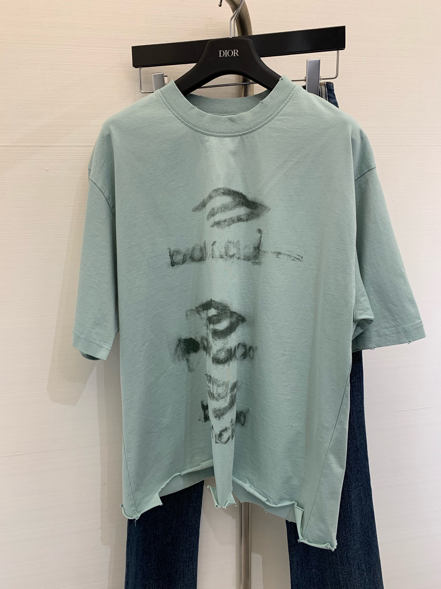 NO:313678,* New early spring style with blurred pattern on the front and back white ink direct spray washing water and destruction old hem hand-polished short-sleeved shirt, brick cabinet synchronized, fabric using Paris fixed weaving and dyeing all cotton double yarn tight cotton, gram heavy gram, overweight craftsmanship The style adopts loose shoulder-shoulder style, the same model for men and women. Size, T-shirt, alexander wang19860909*  早春新款 前后面模糊图案白墨直喷洗水磨烂破坏做旧下摆手工打磨短袖恤,砖柜同步,面料采用巴黎定织定染全棉双纱紧密棉,克重克,超重工艺 版型釆用宽松落肩版型,男女同款 码数,,T-shirt,alexander wang,Women's clothing