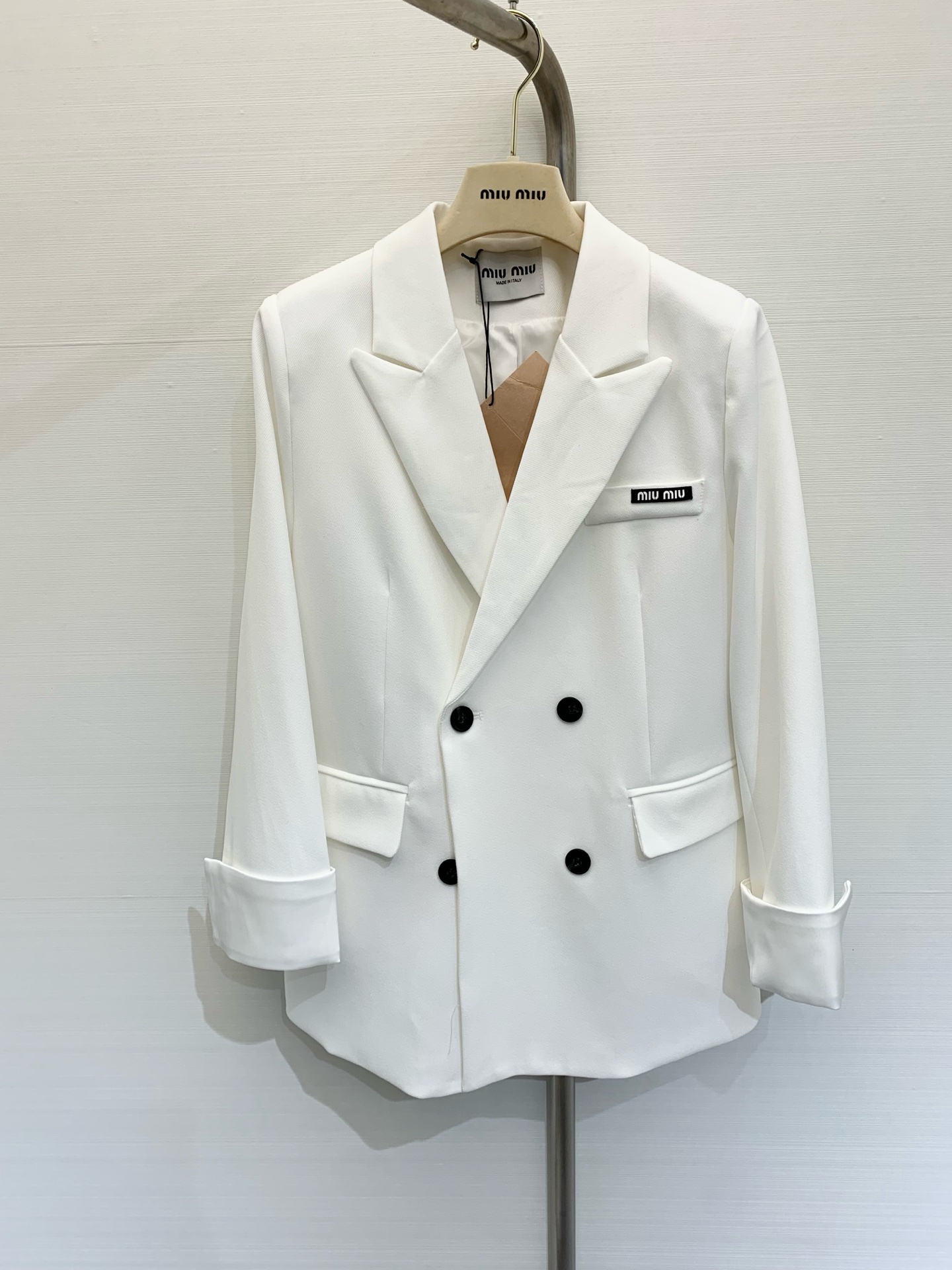 NO:313684,* New early spring style, lettered suit jacket on chest, classic and neat suit style, simple and generous, easy to grasp, small loose silhouette, casual chest decoration logo, excellent workmanship and texture, can be matched with the same series of pleated skirts, cool and cool!  Large-scale goods are shipped ~ Color black white Number, Skirts, Jackets & coats, business suit, alexander wang19860909*  早春新款 胸前字母西装外套 经典利落西装版型 简单大方 式少女感轻松拿捏 小宽松廓形休闲随意胸口装饰徽标 做工和质感都很赞 可以和同系列百褶短裙一套入手搭配 又酷又拽！大货出～ 颜色黑色 白色 码数,,skirts,jackets & coats,business suit,alexander wang,Women's clothing