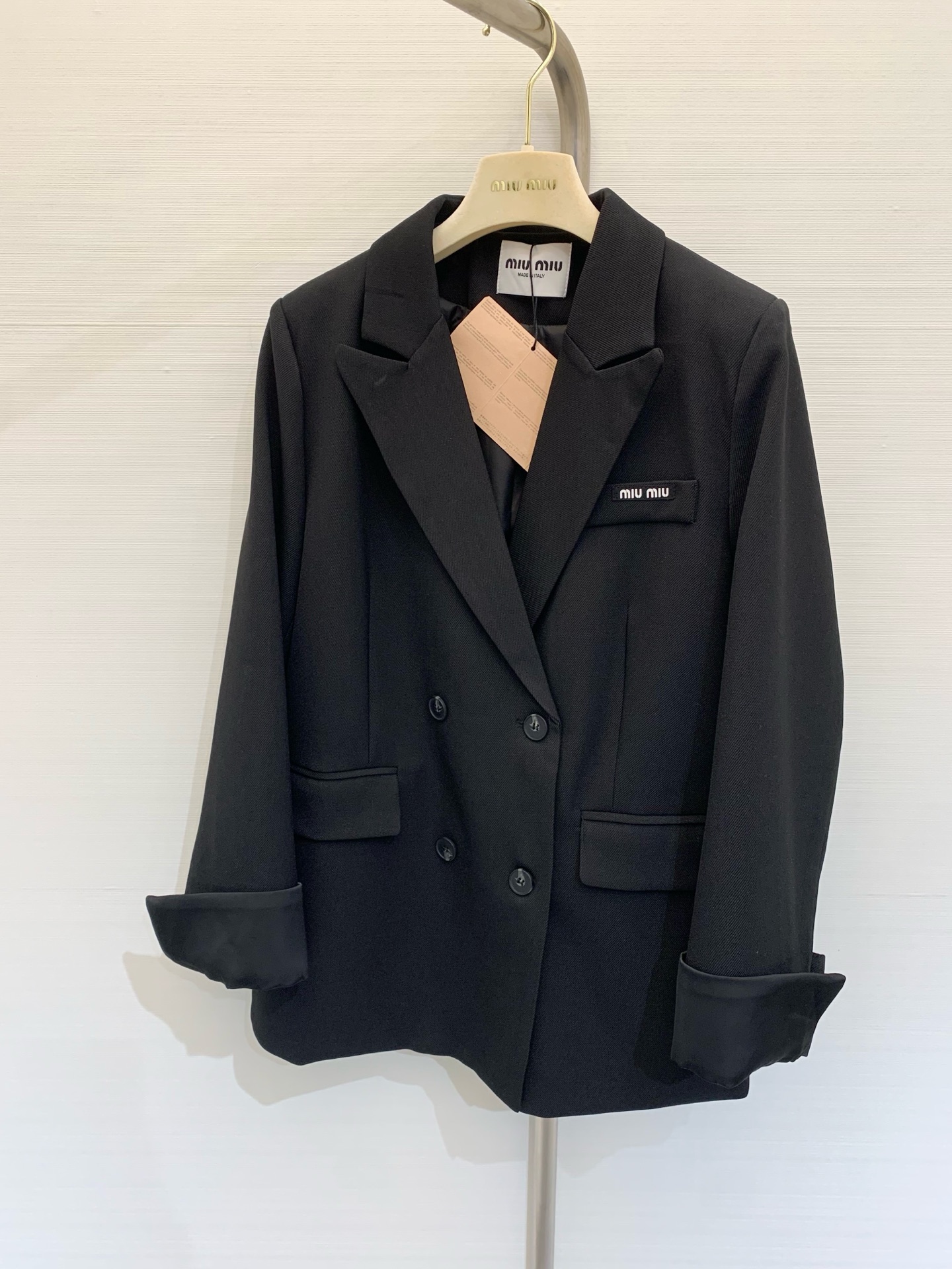 NO:313688,* New early spring style, lettered suit jacket on chest, classic and neat suit style, simple and generous, easy to grasp, small loose silhouette, casual chest decoration logo, excellent workmanship and texture, can be matched with the same series of pleated skirts, cool and cool!  Large-scale goods are shipped ~ Color black white Number, Skirts, Jackets & coats, business suit, alexander wang19860909*  早春新款 胸前字母西装外套 经典利落西装版型 简单大方 式少女感轻松拿捏 小宽松廓形休闲随意胸口装饰徽标 做工和质感都很赞 可以和同系列百褶短裙一套入手搭配 又酷又拽！大货出～ 颜色黑色 白色 码数,,skirts,jackets & coats,business suit,alexander wang,Women's clothing