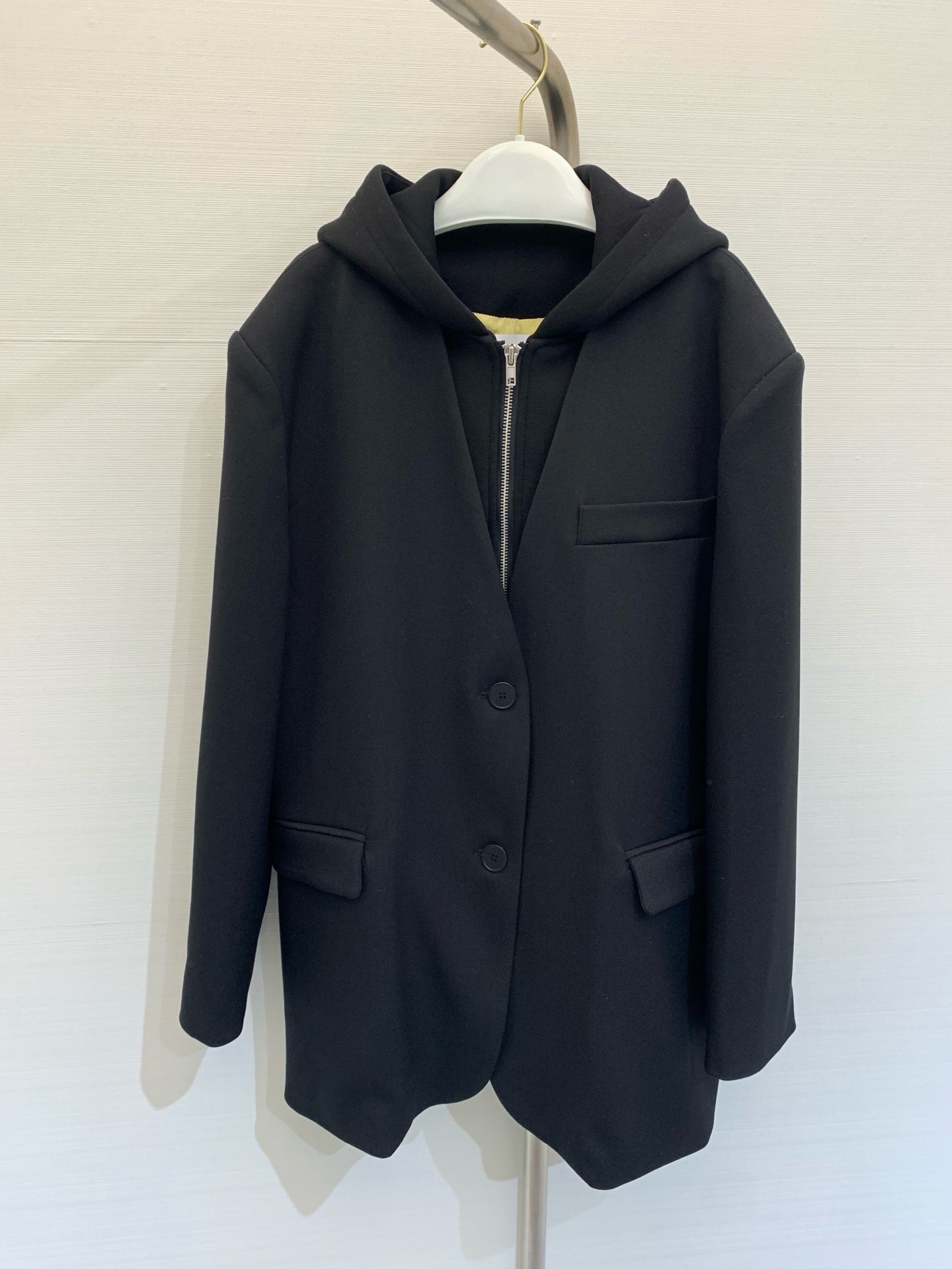 NO:313687,New early spring hooded suit jacket, solid color matching is very eye-catching, the inner part uses contrasting yellow effect to increase the youthfulness, the hood is more casual, pure cotton fabric, the texture is thick and high-end, must-have style, color black gray, size,, jackets & coats, hats, alexander wang19860909早春新款 连帽西服外套,纯色系搭配非常吸睛,内里采用了撞色黄色效果,增加年轻感,连帽更显休闲,采用纯棉面料,质感厚重很有高级感,必入款 颜色黑色 灰色 码数,,jackets & coats,hats,alexander wang,Women's clothing
