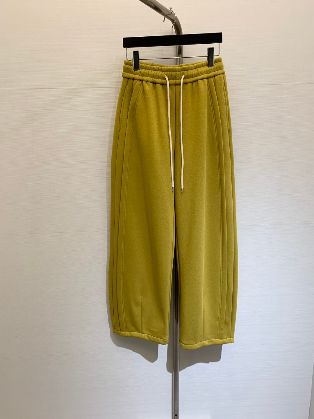 NO:314422,New autumn and winter products, plush casual scimitar pants, goddess must-have item!  Drawstring elastic webbing design is very inclusive, classic and versatile, sweet or salty, fashionable and high-end!  The temperament is stylish, and the fairies show off when paired with single-piece jackets!  Color yellow black code number, jackets & coats,alexander wang19860909秋冬新品 加绒休闲弯刀裤,女神必入单品！ 抽绳松紧织带设计,包容性好,经典百搭,可甜可盐上身时髦又高级！气质有范儿,搭配单品外套都,小仙女们秀起来！ 颜色黄色 黑色 码数,,jackets & coats,alexander wang,Women's clothing