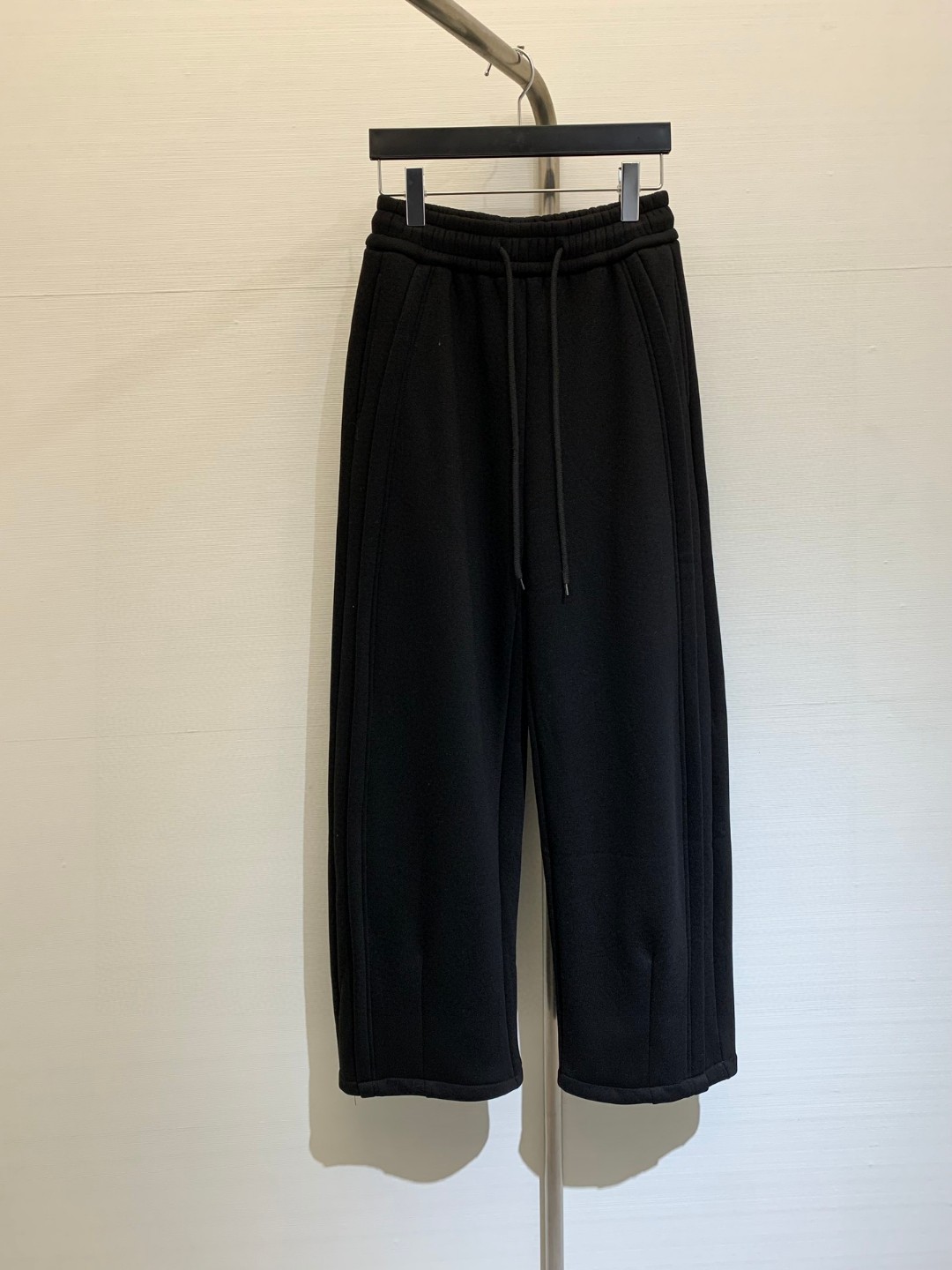 NO:314425,New autumn and winter products, plush casual scimitar pants, goddess must-have item!  Drawstring elastic webbing design is very inclusive, classic and versatile, sweet or salty, fashionable and high-end!  The temperament is stylish, and the fairies show off when paired with single-piece jackets!  Color yellow black code number, jackets & coats,alexander wang19860909秋冬新品 加绒休闲弯刀裤,女神必入单品！ 抽绳松紧织带设计,包容性好,经典百搭,可甜可盐上身时髦又高级！气质有范儿,搭配单品外套都,小仙女们秀起来！ 颜色黄色 黑色 码数,,jackets & coats,alexander wang,Women's clothing