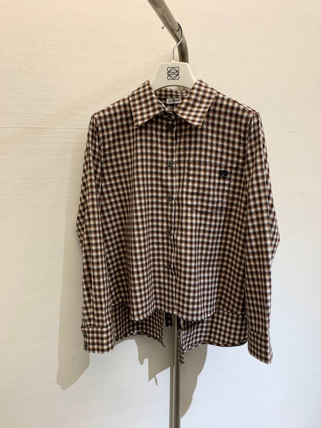 NO:314407,Shirt* New early spring style Retro pure cotton plaid shirt skirt suit, slit shirt irregular skirt behind, customized plaid cotton material, comfortable, stylish and low-key to show the brand tone, retro and fashionable add layering, flowing and stylish, waist jacquard letter webbing embroidery decoration, slit shape irregular skirt hem, upper body with high-end temperament, customized surface accessories, accurate version, higher version Size number, skirts, alexander wang19860909衬衣*  早春新款 复古纯棉格纹衬衣半裙套装,背后开叉衬衣不规则半裙,定制格纹全棉材质,舒适有型低调展现品牌调性,复古时髦增添层次感 飘逸有型,腰头提花字母织带刺绣装饰,开衩造型不规则大裙摆,上身自带高级气质,定制面辅料,认准版本,高版本 码数,,skirts,alexander wang,Women's clothing