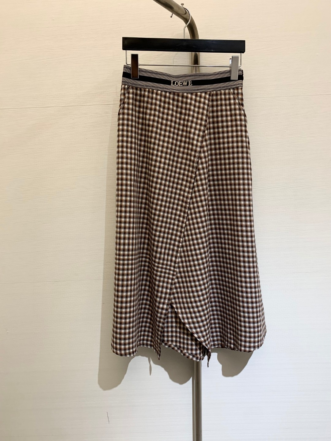 NO:314410,Skirt* New early spring style Retro pure cotton plaid shirt skirt suit, slit shirt irregular skirt behind, customized plaid cotton material, comfortable, stylish and low-key to show the brand tone, retro and fashionable add layering, flowing and stylish, waist jacquard letter webbing embroidery decoration, slit shape irregular large skirt hem, upper body with high-end temperament, customized surface accessories, accurate version, higher version Size number shirt skirt, skirts, skirts, alexander wang19860909半裙*  早春新款 复古纯棉格纹衬衣半裙套装,背后开叉衬衣不规则半裙,定制格纹全棉材质,舒适有型低调展现品牌调性,复古时髦增添层次感 飘逸有型,腰头提花字母织带刺绣装饰,开衩造型不规则大裙摆,上身自带高级气质,定制面辅料,认准版本,高版本 码数 衬衣 半裙,,skirts,alexander wang,Women's clothing