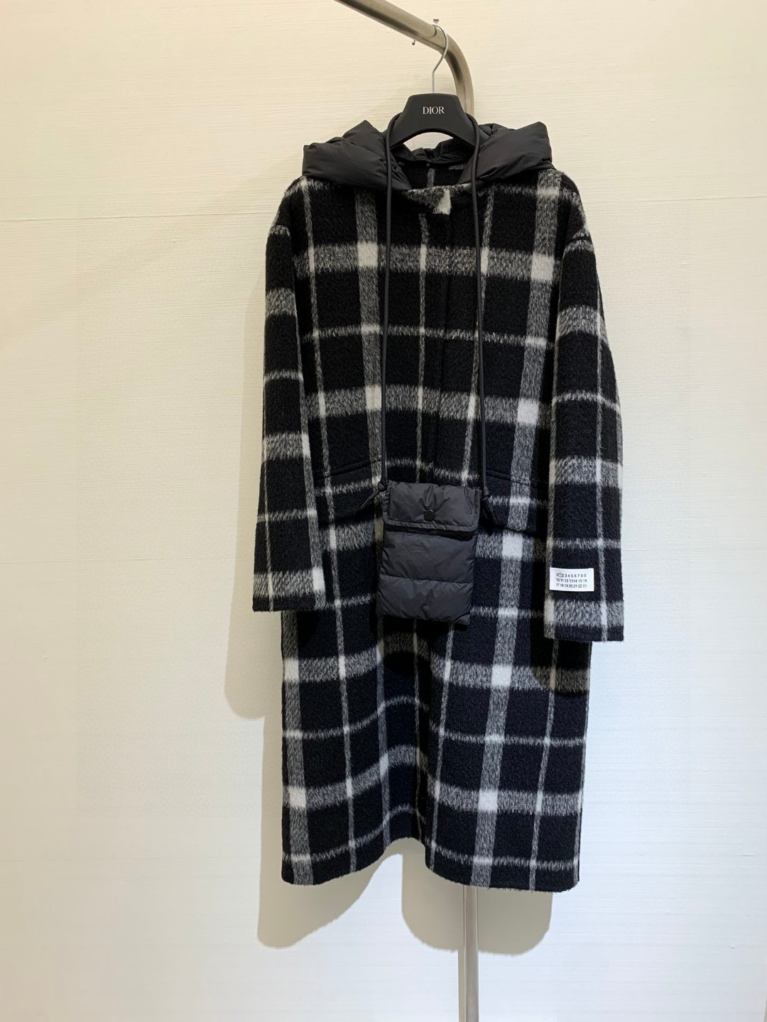 NO:314416,Autumn and winter style, spliced ​​down hat cashmere coat, disassembled hood, and matched with down bag, this coat is made of wool cashmere mulberry silk material, soft and textured, warm and light on the upper body, wide shoulder silhouette cut, top body looks tall, fashionable and exquisite, can be sweet or salty, super handsome on the upper body, retro plaid high-end temperament, versatile and not picky, very practical and beautiful color plaid gray Size number, down jacket, hats, alexander wang19860909秋冬款 拼接羽绒帽羊绒大衣,拆式兜帽,搭配羽绒款包包,这款大衣采用羊毛羊绒桑蚕丝材质,软糯有质感,上身保暖轻盈,宽肩廓形剪裁,上身显高挑,时髦精必入,可甜可盐上身超帅,复古格纹高级气质,百搭不挑人,非常实穿又颜值 颜色格纹 灰色 码数,,down jacket,hats,alexander wang,Women's clothing