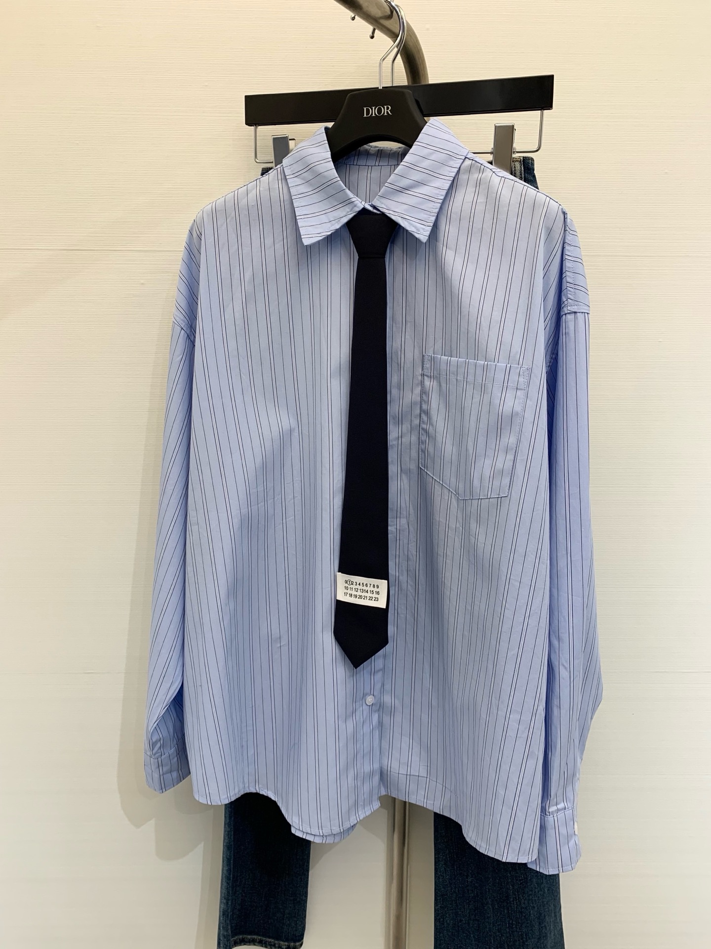 NO:314402,New early spring style striped tie long-sleeved shirt, disassembled tie, classic digital embellishment, loose style makes you look slim and age-reducing, casual and lazy upper body size, ties, alexander wang19860909早春新款 条纹领带长袖衬衣,拆卸领带,经典数字点缀,宽松版型显瘦减龄,上身休闲又慵懒 码数,,ties,alexander wang,Women's clothing