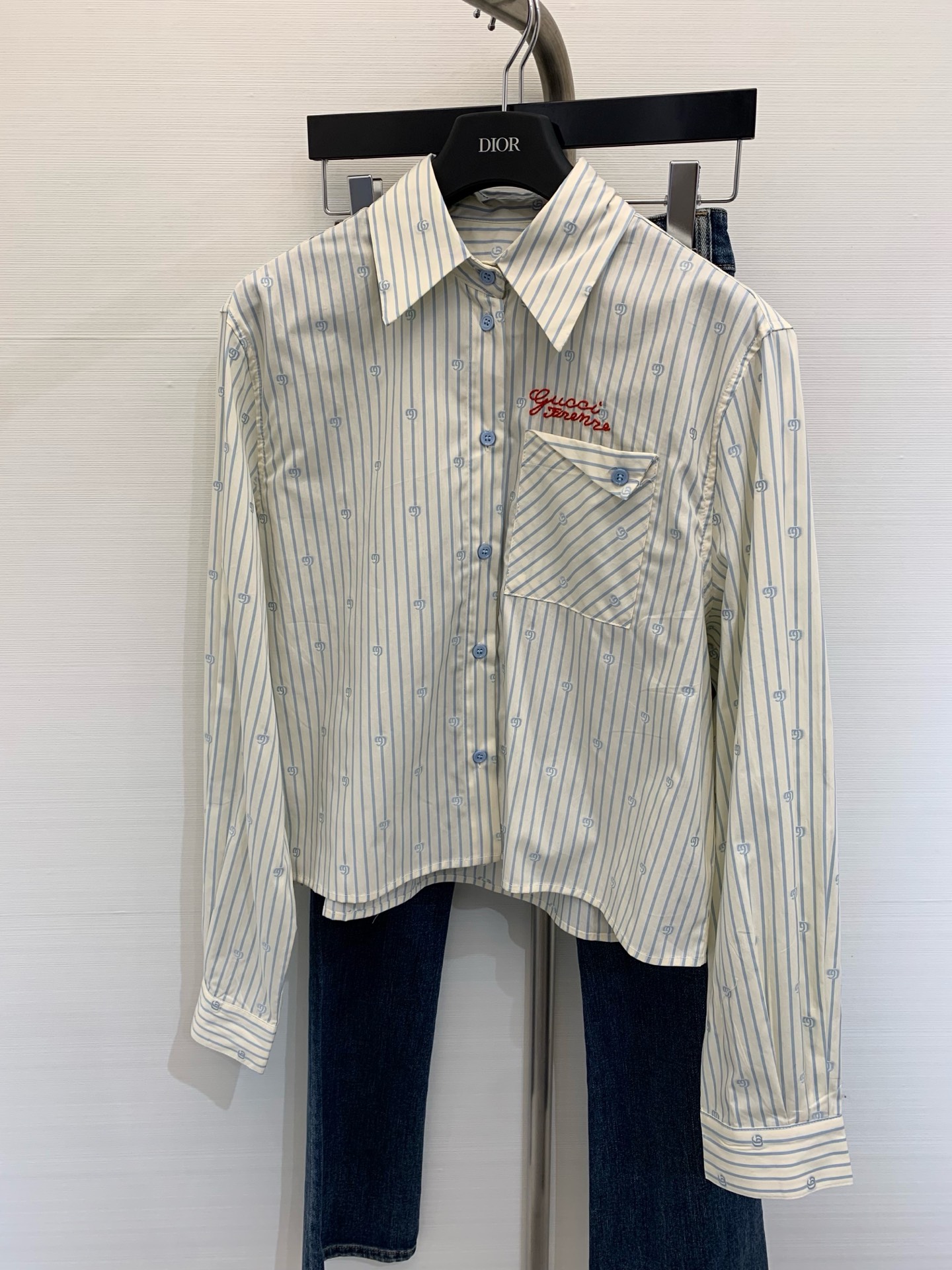 NO:314396,* New early spring style short lapel striped shirt, customized material, high-end texture, minimalist regular tailoring, fashionable personality, showing pure tone, classic and versatile colors, suitable for single wear, all seasons, custom face accessories, accurate version, number of codes, shirts, alexander wang19860909*  早春新款 短版翻领条纹衬衫,定制材质 高级肌理细腻,极简主义常规剪裁,个性时髦,彰显纯欲调性,经典百搭色系,单穿内搭都很合适 四季都可,定制面辅料 认准版本 码数,,shirts,alexander wang,Women's clothing