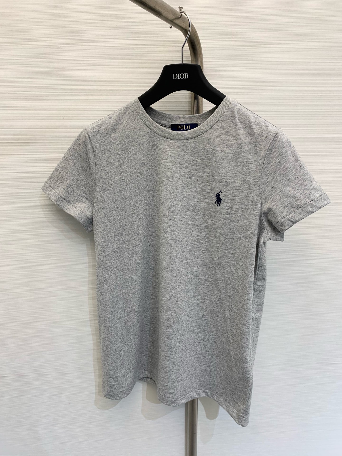 NO:314436,New early spring style gray round neck shirt, simple classic style, low-key high-end feel, super high-end matching, using a full cotton fabric and a baby version of the fabric, this simple shirt will never be too much. Size number, alexander wang19860909早春新款 灰色圆领恤,简约的经典款,低调的高级感,搭配性超高,采用支全棉面料,婴儿版的面料,这种简约恤永远也不嫌多 码数,,alexander wang,Women's clothing