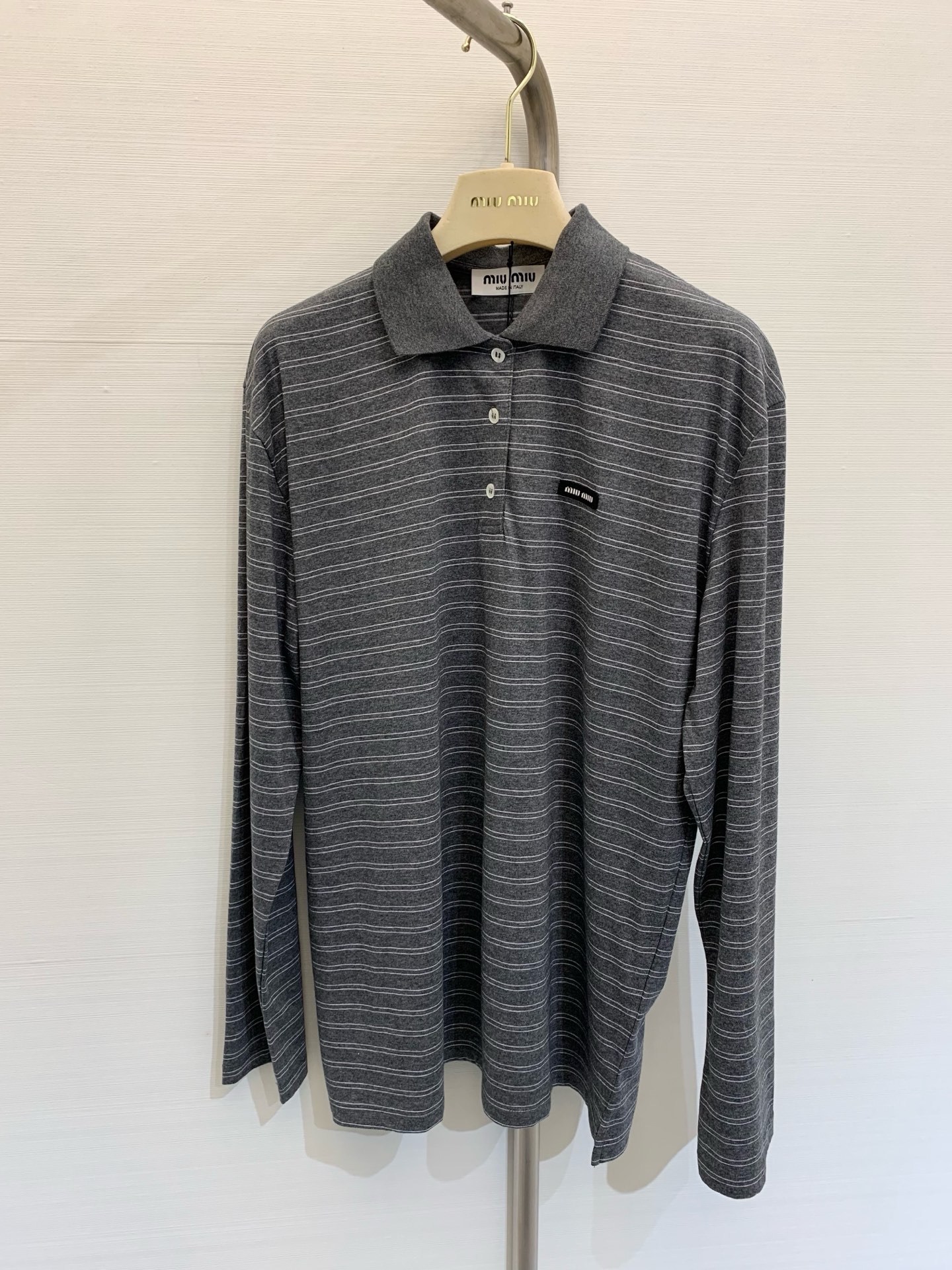 NO:314427,* New early spring style high-end gray striped lapel long-sleeved shirt, which has good comfort and strong tolerance, covers flesh and makes you look slim. It is just right in length, suitable for girls of all figures. It can also visually have a certain effect of lengthening the length of the legs!  Simple, high-end and tasteful!  Sisters, just feel at ease!  Alexander wang19860909*  早春新款 高级灰条纹翻领长袖恤,上身舒适度不错且包容性强,遮肉又显瘦,恰到好处的衣长,适合各种身材的女孩 视觉上也能起到一定的拉长长腿部线条比例的效果！简单高级又有品味！姐妹们 放心入就对了！ 码数,,alexander wang,Women's clothing