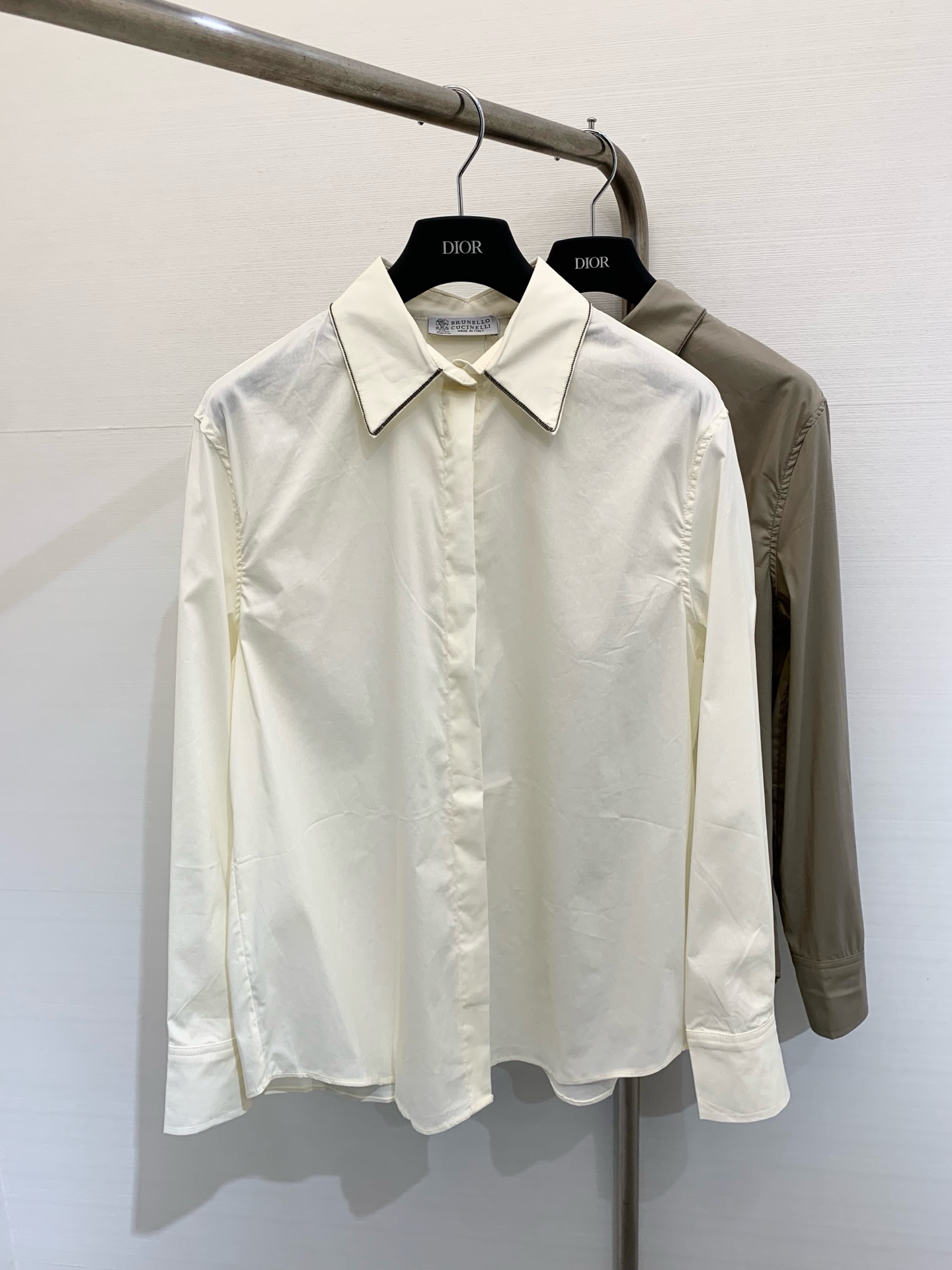 NO:314438,New early spring style bead-collar shirt with classic elements embellishment of collars, simple and high-end, the hidden button design adds a bit of casualness, a must-have for commuting, alexander wang19860909早春新款 珠片领衬衣,经典元素点缀领子,简约又高级,暗扣设计更加增添几分休闲感,通勤必备 码数,,alexander wang,Women's clothing