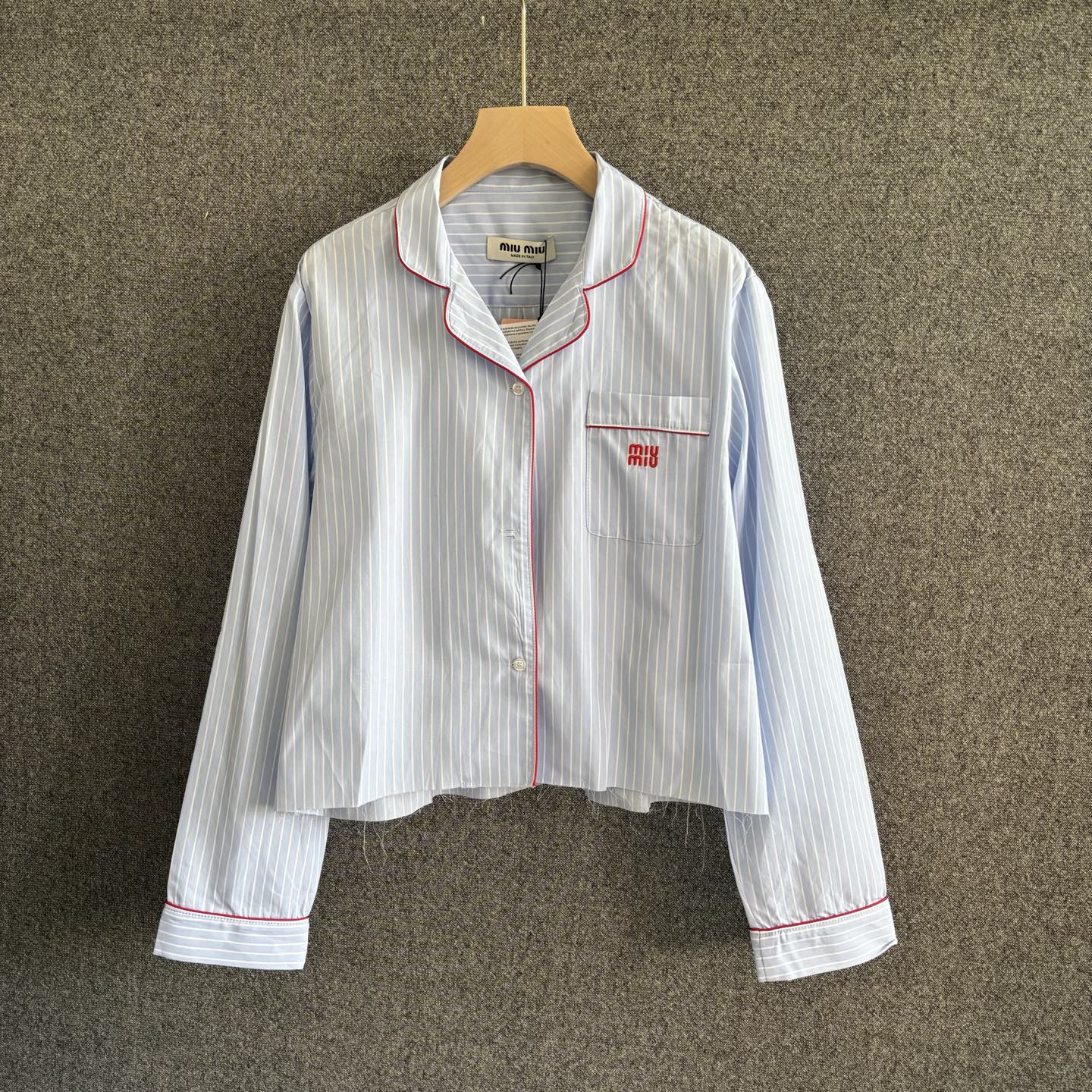 NO:315782,MIUMI* 2025 SS Spring and Summer New Style Blue Striped Casual Long Sleeve Shirt, YB Customized Comfort Cotton Striped Fabric, Red Piling Detailed Envelope, No Pocket-on Front Chest, Brand Letter Logo Embroidery, irregular tailoring on the hem, can be used as home clothing SML, Miumiu, Alexander Wang19860909MIUMI* 2025 SS春夏新款 蓝色条纹休闲长袖衬衣,yb定制舒适棉质条纹面料,红色滚边细节点缀,前胸贴不口袋,品牌字母logo刺绣,下摆不规则剪裁,可做家居服 码数SML,,miumiu,alexander wang,Women's clothing