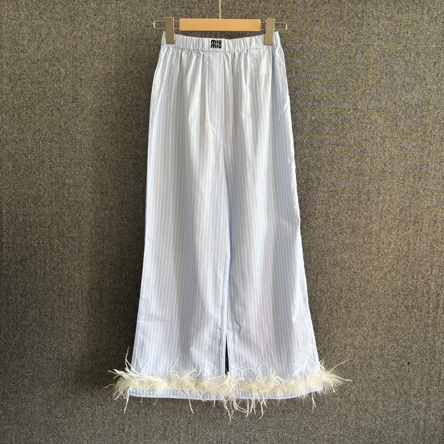 NO:315779,MIUMI* 2025 SS spring and summer new style blue striped casual trousers, yb custom comfortable cotton striped fabric, elastic elastic waistband, waist brand letter logo embroidery, A-shaped style, feather embellishment at the trouser legs SML, miumiu, alexander wang19860909MIUMI* 2025 SS春夏新款 蓝色条纹休闲长裤,yb定制舒适棉质条纹面料,弹力松紧带腰围,腰头品牌字母logo刺绣,A字版型,裤脚处羽毛点缀 码数SML,,miumiu,alexander wang,Women's clothing