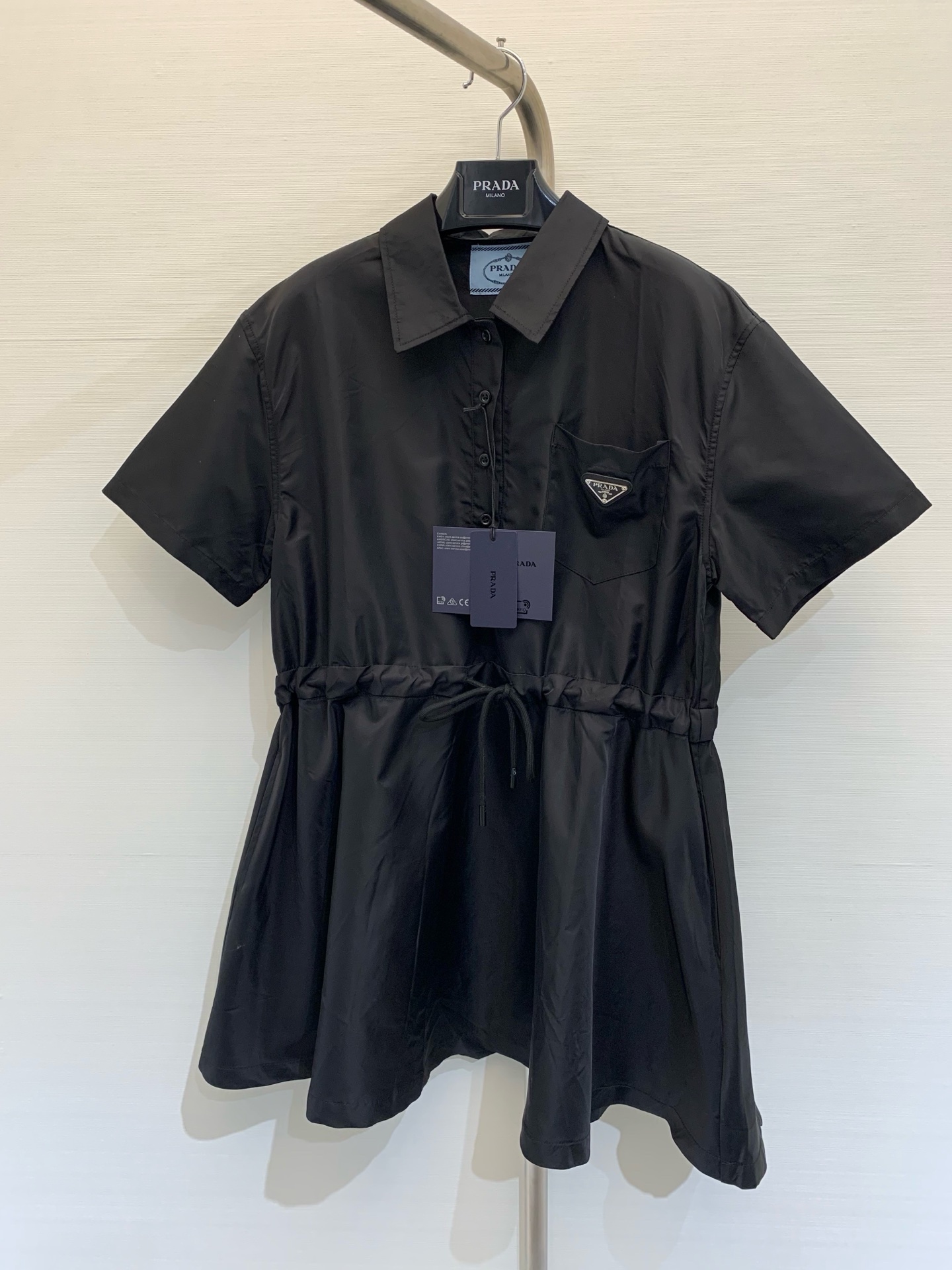 NO:316368,Pr*da 2025 Early Spring New Products Counter Synchronization!  Elastic waist nylon short-sleeved dress!  Classic small lining collar, drawstring waist design A-line skirt style is versatile and not picky about people, making you look slim with your upper body. It is handsome and sweet and cool. Original custom five-metal accessories logo, workmanship quality depends on details. SML, skirts, T-shirt, alexander wang19860909Pr*da 2025 早春新品 专柜同步！松紧腰尼龙短袖连衣裙！经典小衬领,抽绳束腰设计A字裙摆版型百搭不挑人上身巨显瘦.减龄帅气甜酷风,原版定制五金属配件标,做工品质看细节 码数SML,,skirts,T-shirt,alexander wang,Women's clothing