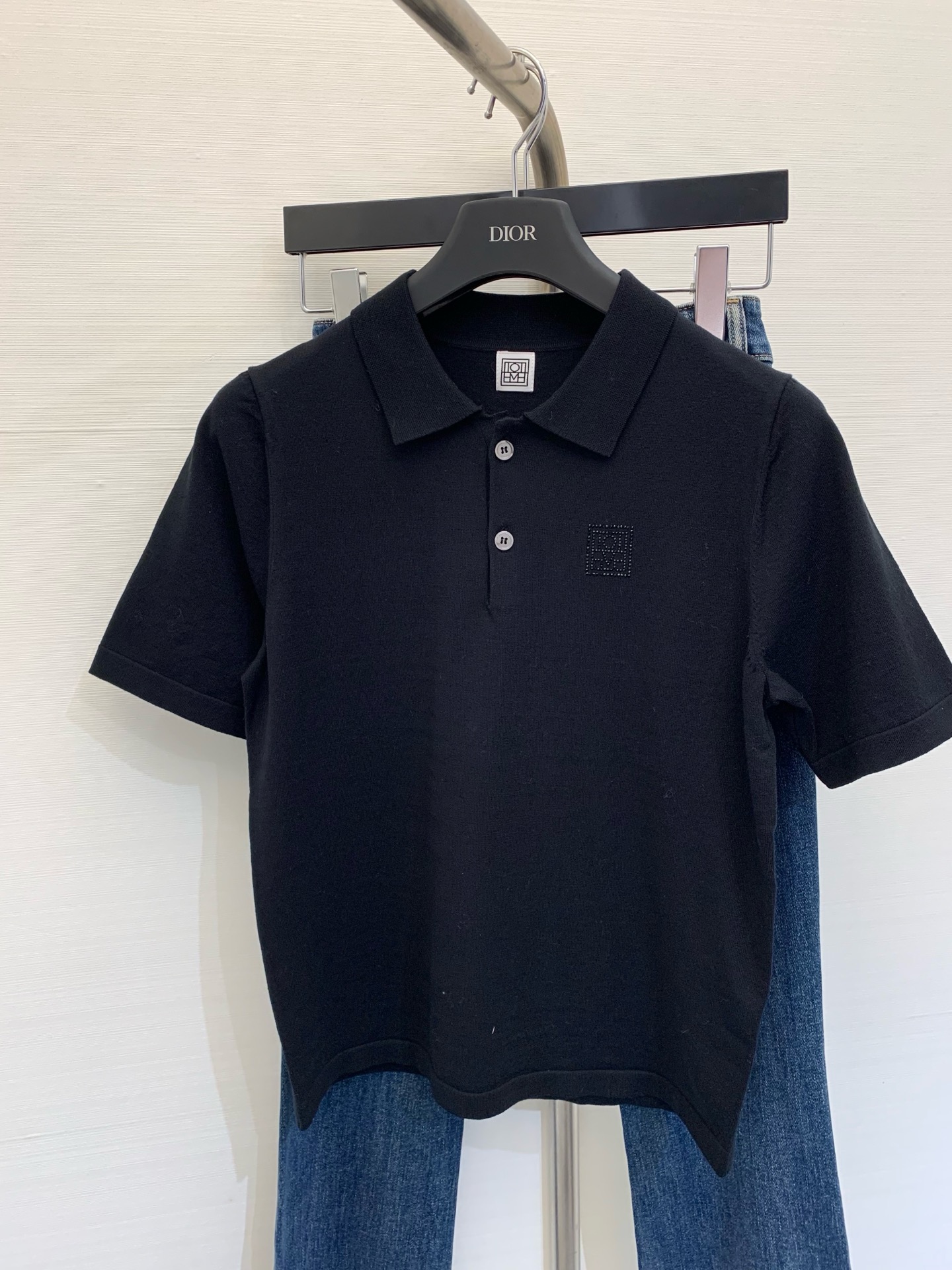 NO:316377,Toteme 2025 New early spring style Diamond decoration logo Polo knitted short sleeves, adhering to the brand's consistent minimalist style, the chest hot diamond logo craftsmanship is particularly high-end. Color black white SML, T-shirt, alexander wang19860909Toteme 2025 早春新款 钻饰Logo Polo针织短袖,秉承品牌一贯的极简主义风格,胸前烫钻Logo工艺尤显高级 颜色黑色 白色 码数SML,,T-shirt,alexander wang,Women's clothing