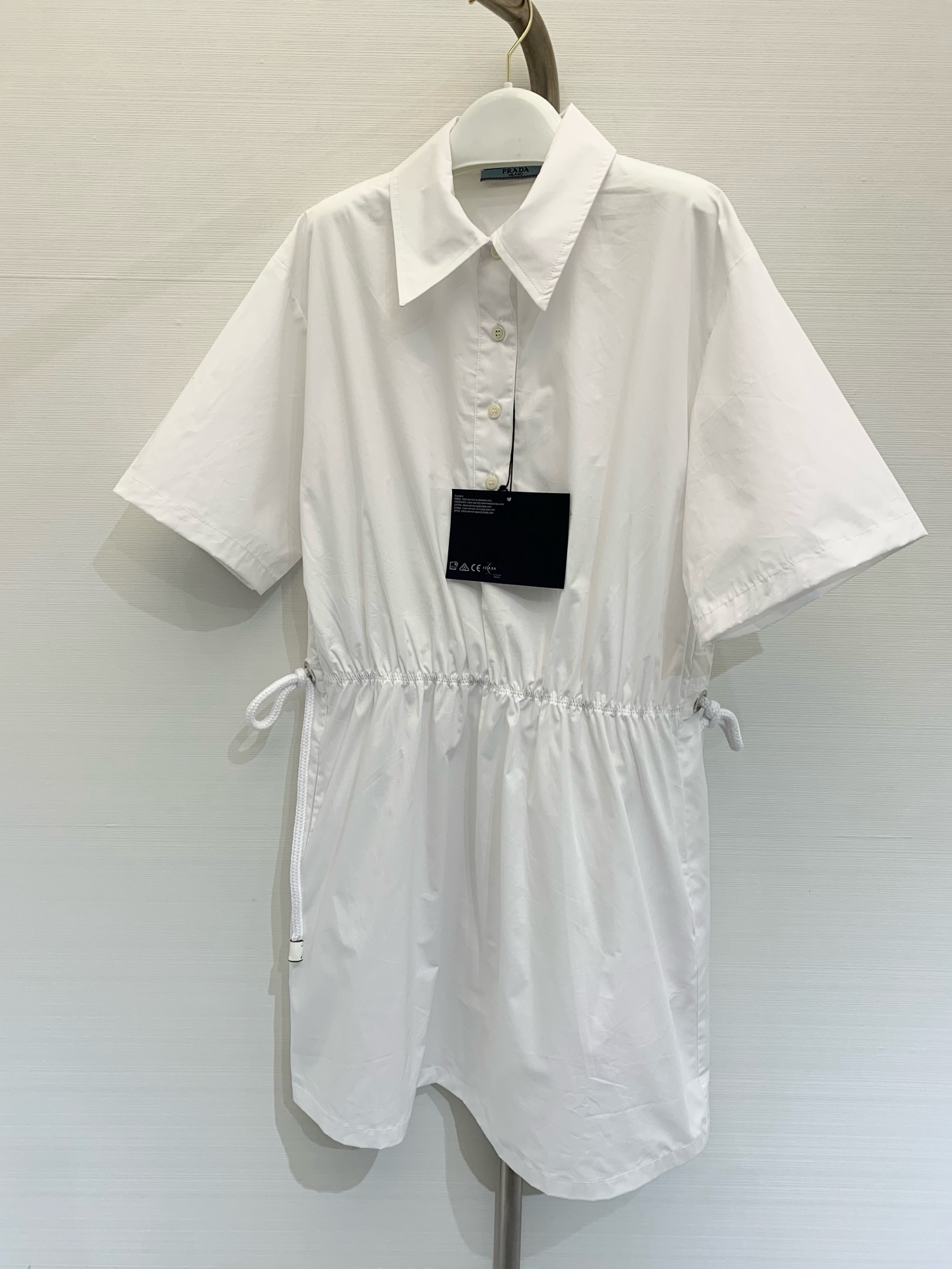 NO:316351,Prad* 2025SS Spring new model is available. PR drawstring waist-hugging dress, with a versatile waist-hugging style that is not picky about people and age-reducing!  The versatile style is so beautiful that it is not bad!  Back triangle logo brand logo, beautiful girlish temperament shirt dress!  SML, prada, skirts, alexander wang19860909Prad* 2025SS 春季新款上新 PR抽绳收腰连衣裙,收腰版型百搭不挑人减龄绝绝子！百搭版型上身美的不要不要的！后背三角标品牌标识,美少女气质衬衣连衣裙！ 码数SML,,prada,skirts,alexander wang,Women's clothing