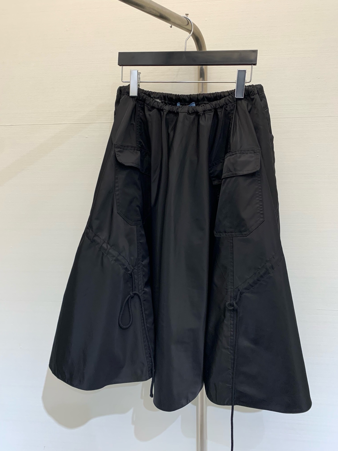 NO:316363,Pr*da 25 early spring new product counters are synchronized!  Elastic waisted nylon long skirt!  Super large skirt design, imported recycled nylon fabric!  New design of work clothes air pockets, side drawstring A-line skirt design high-end fashionable and elegant items, versatile style, not picky for people, big slim on the upper body. Original custom five-metal accessories logo, perfect workmanship quality depends on details. SML, skirts, alexander wang19860909Pr*da 25早春新品专柜同步！松紧腰尼龙长半裙！超级大裙摆设计,进口再生尼龙面料！工装风口袋全新设计,侧面抽绳A字大裙摆设计高级时髦气质单品,版型百搭不挑人上身巨显瘦.原版定制五金属配件标,完美做工品质看细节 码数SML,,skirts,alexander wang,Women's clothing