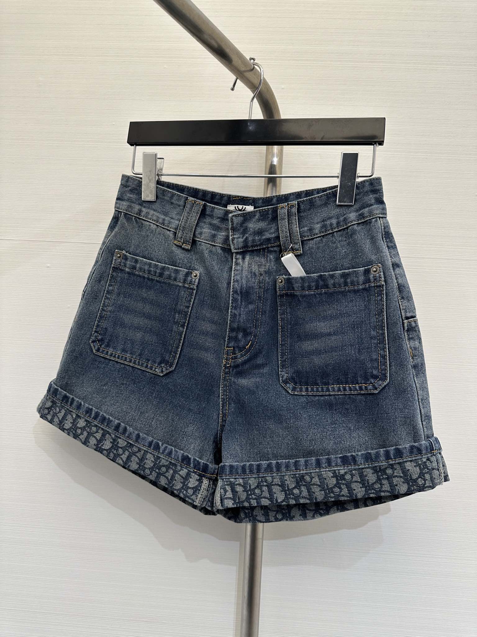 NO:306805,Dio* 2025 New early spring style Old-flowered curly denim shorts, made of pure cotton fabric, denim upper body soft, old-flowered curly design, loose shorts style, slimming and covering flesh and long legs Enzyme washing process, versatile and classic style Customized hardware accessories, full texture~ Workmanship quality depends on details SML Pl,,dior, shorts, alexander wang19860909Dio* 2025 早春新款 老花卷边牛仔短裤,采用纯棉的面料,牛仔上身柔软,老花卷边设计,宽松短裤版型 显瘦遮肉显腿长 酵素洗水工艺 百搭经典款 定制五金配件,质感满满~ 做工品质看细节 码数SML Pl,,dior,shorts,alexander wang,Women's clothing